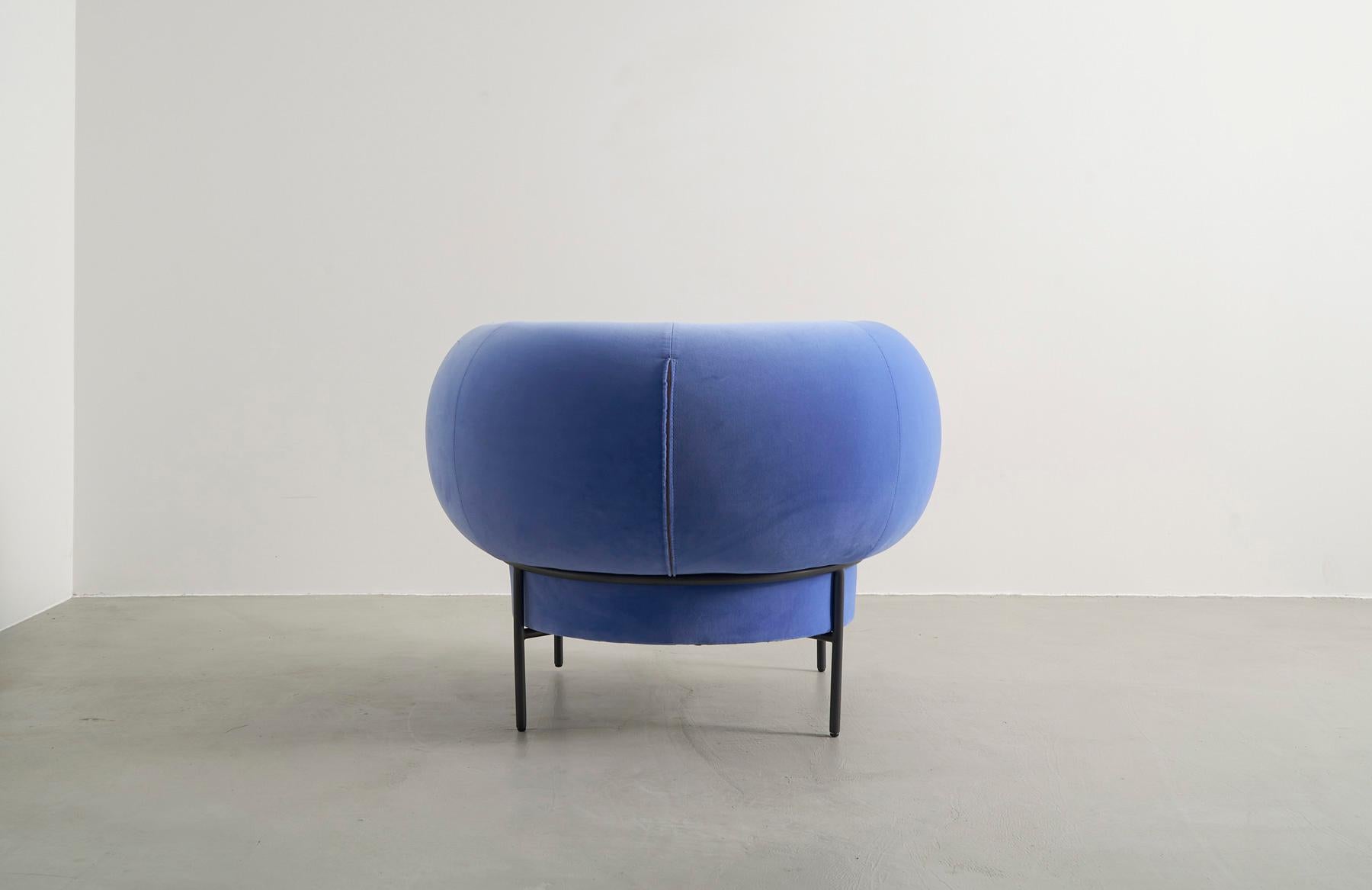 Moderner zeitgenössischer Loungesessel aus kornblumenblauem Samt mit schwarzem Metallgestell im Zustand „Hervorragend“ im Angebot in Brooklyn, NY