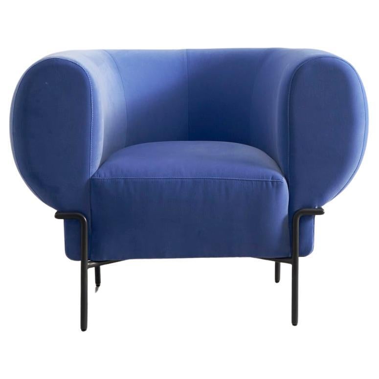 Moderner zeitgenössischer Loungesessel aus kornblumenblauem Samt mit schwarzem Metallgestell im Angebot