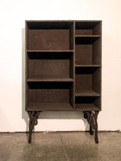 Bibliothèque contemporaine en béton brun Cossyra d'Angelica Lorenzi