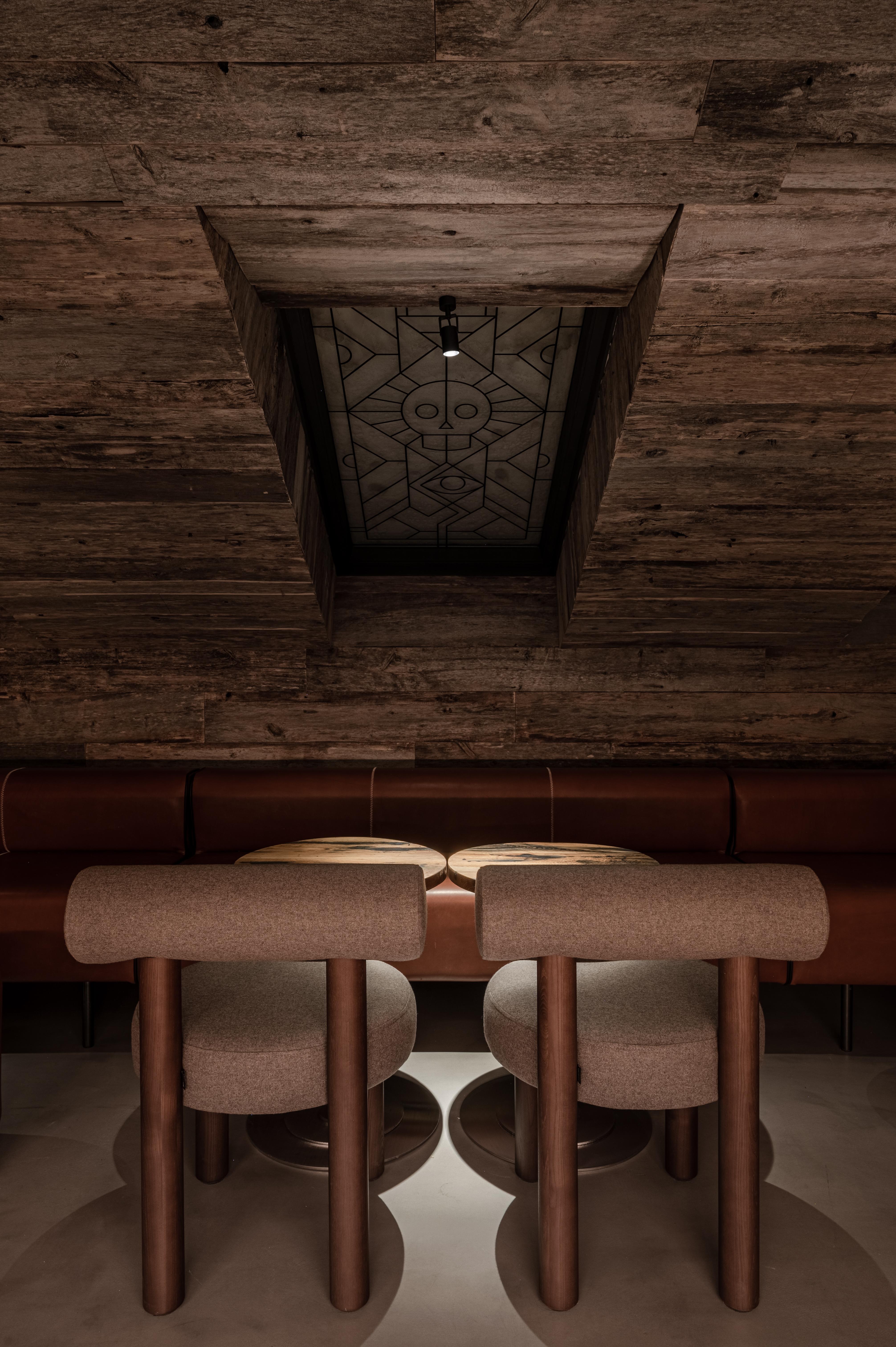 Chaise de comptoir contemporaine 'Gropius CS2' par NOOM, pieds en bois, noir en vente 1