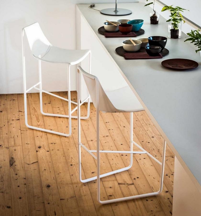 Contemporary Counter Hocker in Schlitten Basis angeboten in Leder (21. Jahrhundert und zeitgenössisch) im Angebot