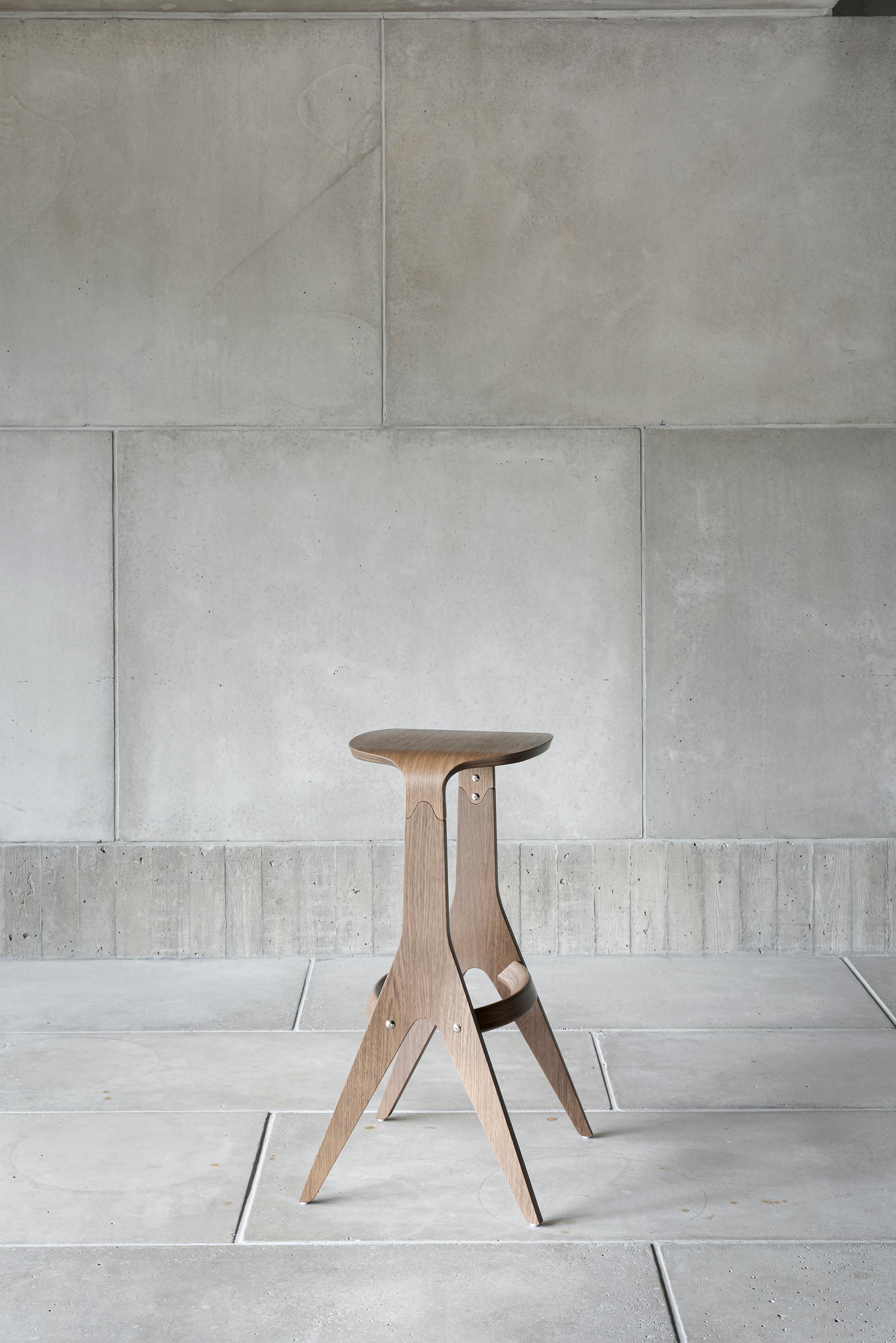 Taburete de mostrador contemporáneo 'Lavitta' 65 by Poiat, Roble oscuro Escandinavo moderno en venta