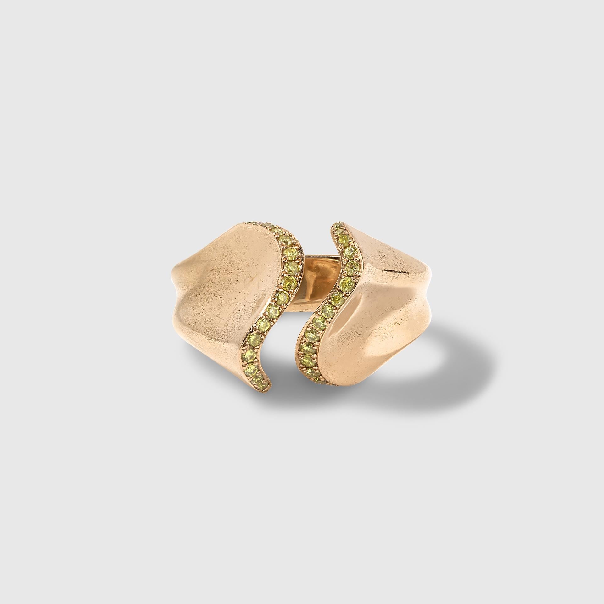 Contemporain Bague sculpturale contemporaine haute couture en or rose 18 carats et diamants jaunes en vente