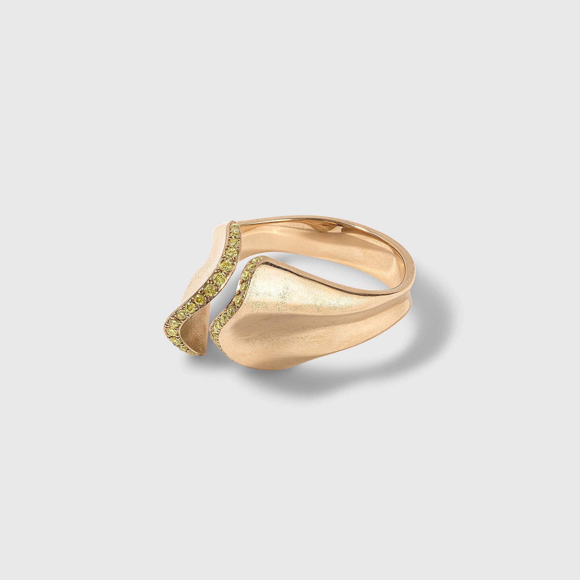La bague INFLUENCE de la collection Theory d'Ashley Childs ; or rose 18 carats à finition mate et diamants jaunes 0,15 ct (SI/VS) ; sculpturale, féminine, délicate.
article #ACR3012 ; taille 7 disponible

À PROPOS DE L'ARTISTE : ASHLEY