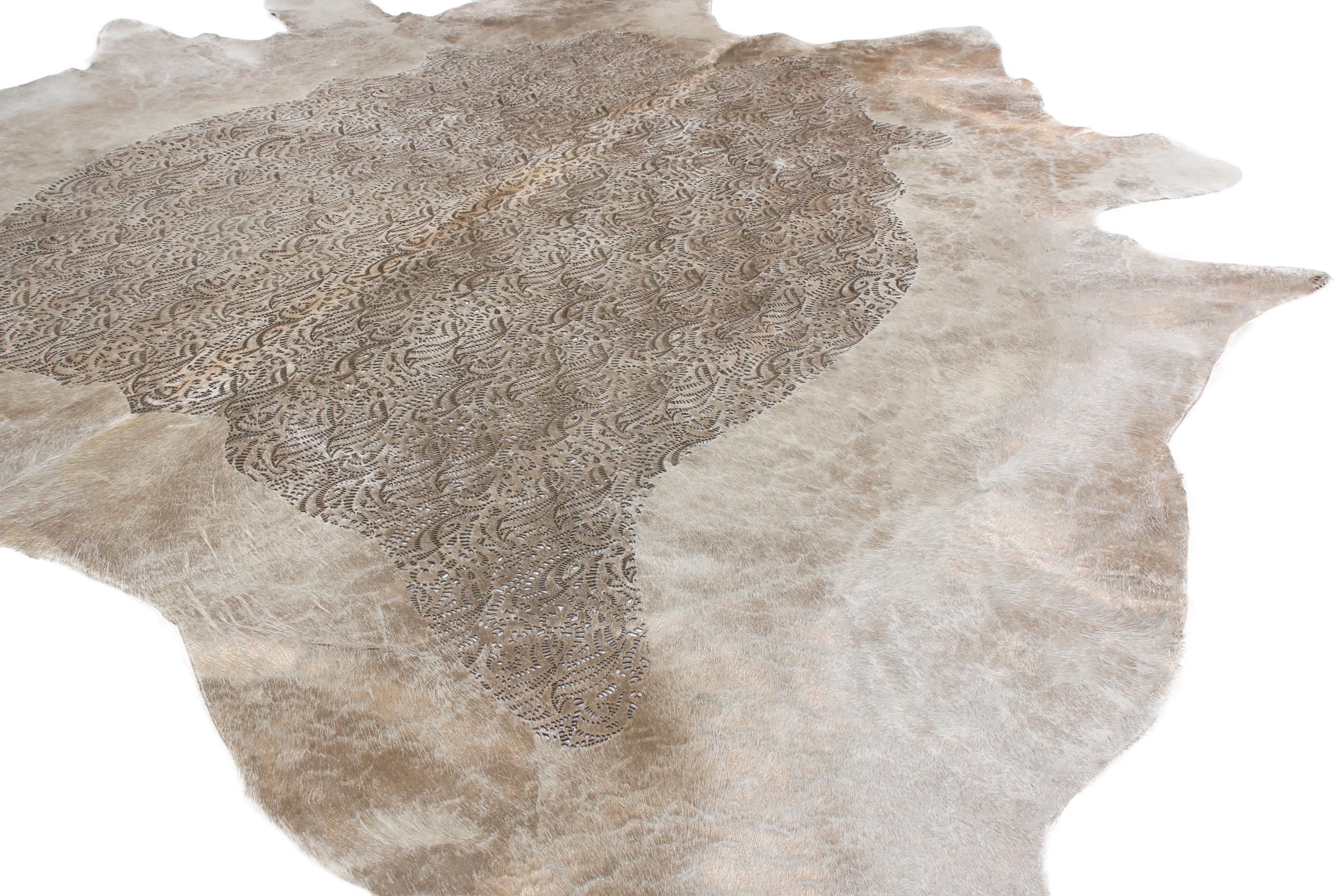 Zeitgenössischer Teppich & Kelim-Teppich aus weißem und grauem Rindsleder mit Rindsleder (amerikanisch) im Angebot