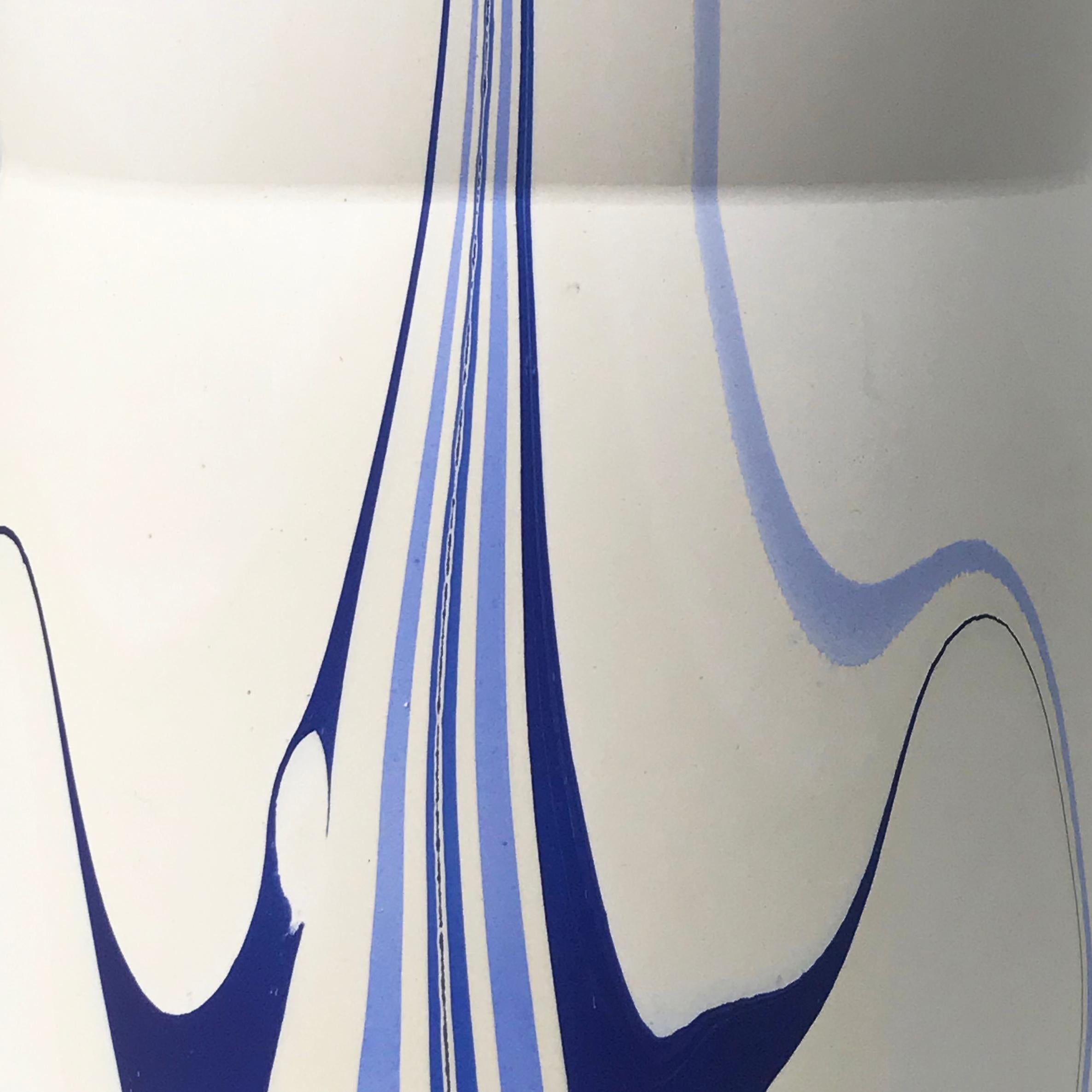 Organico moderno Vaso contemporaneo Mimas marmorizzato crema e blu di Elyse Graham in vendita
