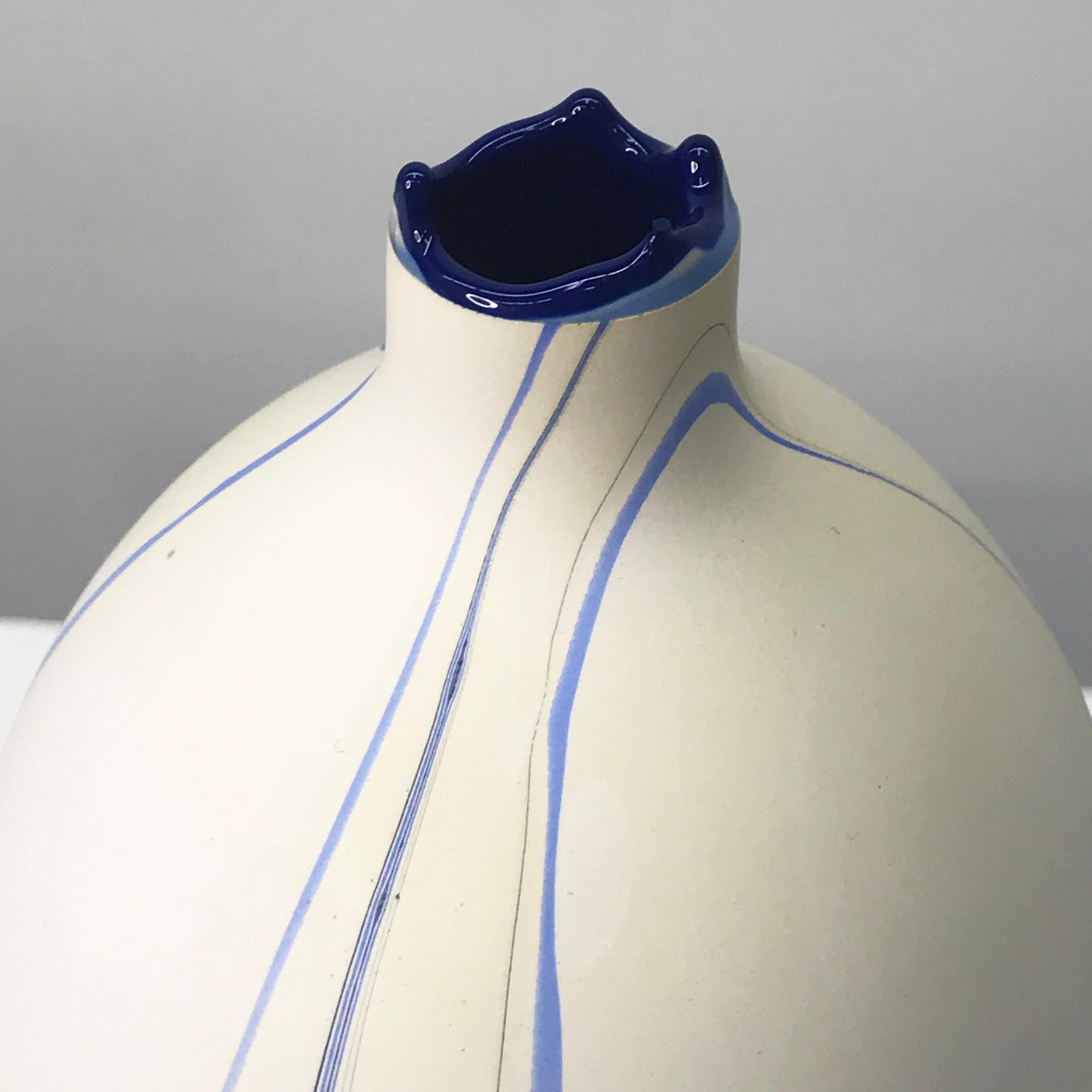 Americano Vaso contemporaneo Mimas marmorizzato crema e blu di Elyse Graham in vendita