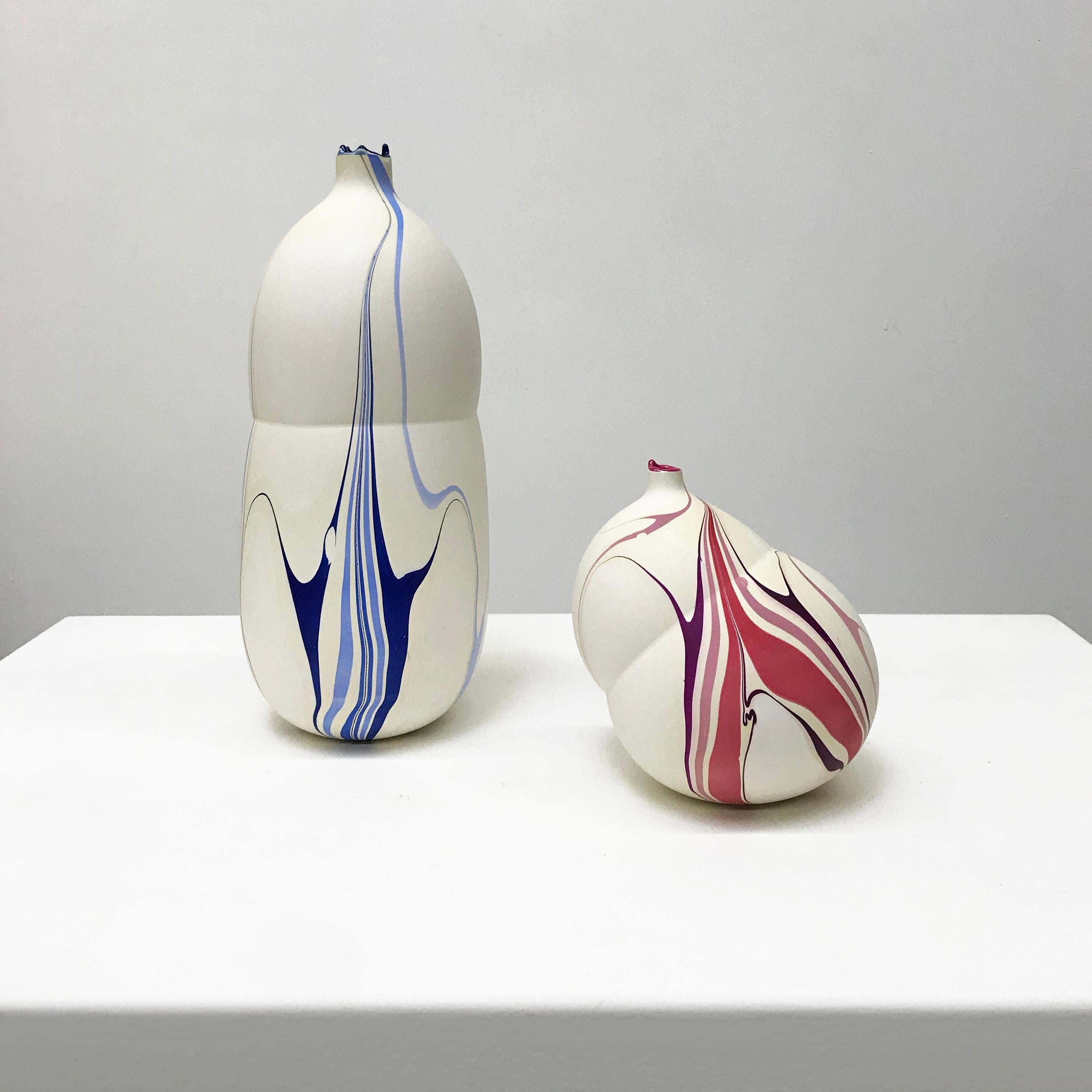 XXI secolo e contemporaneo Vaso contemporaneo Mimas marmorizzato crema e blu di Elyse Graham in vendita