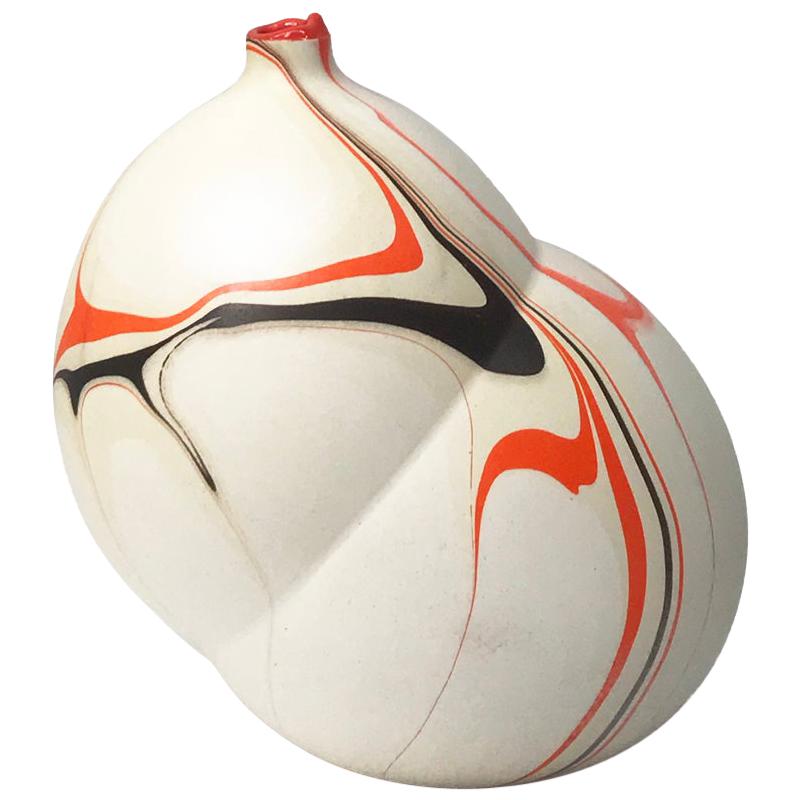 Jarrón contemporáneo Daphnis jaspeado en crema y naranja de Elyse Graham en venta