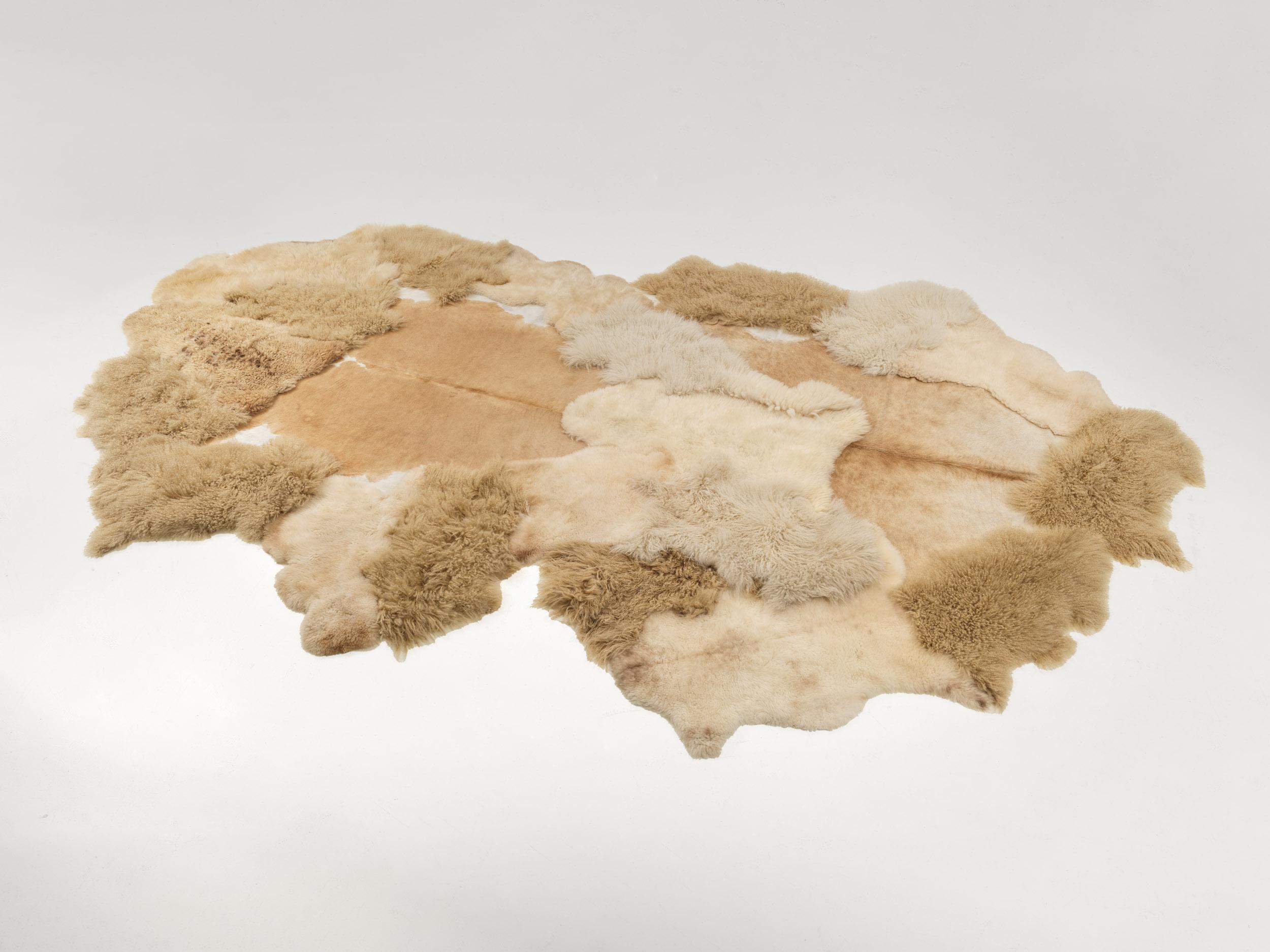 Contemporary Cremebeige Schafsfell individuell gestaltbar (Belgisch) im Angebot