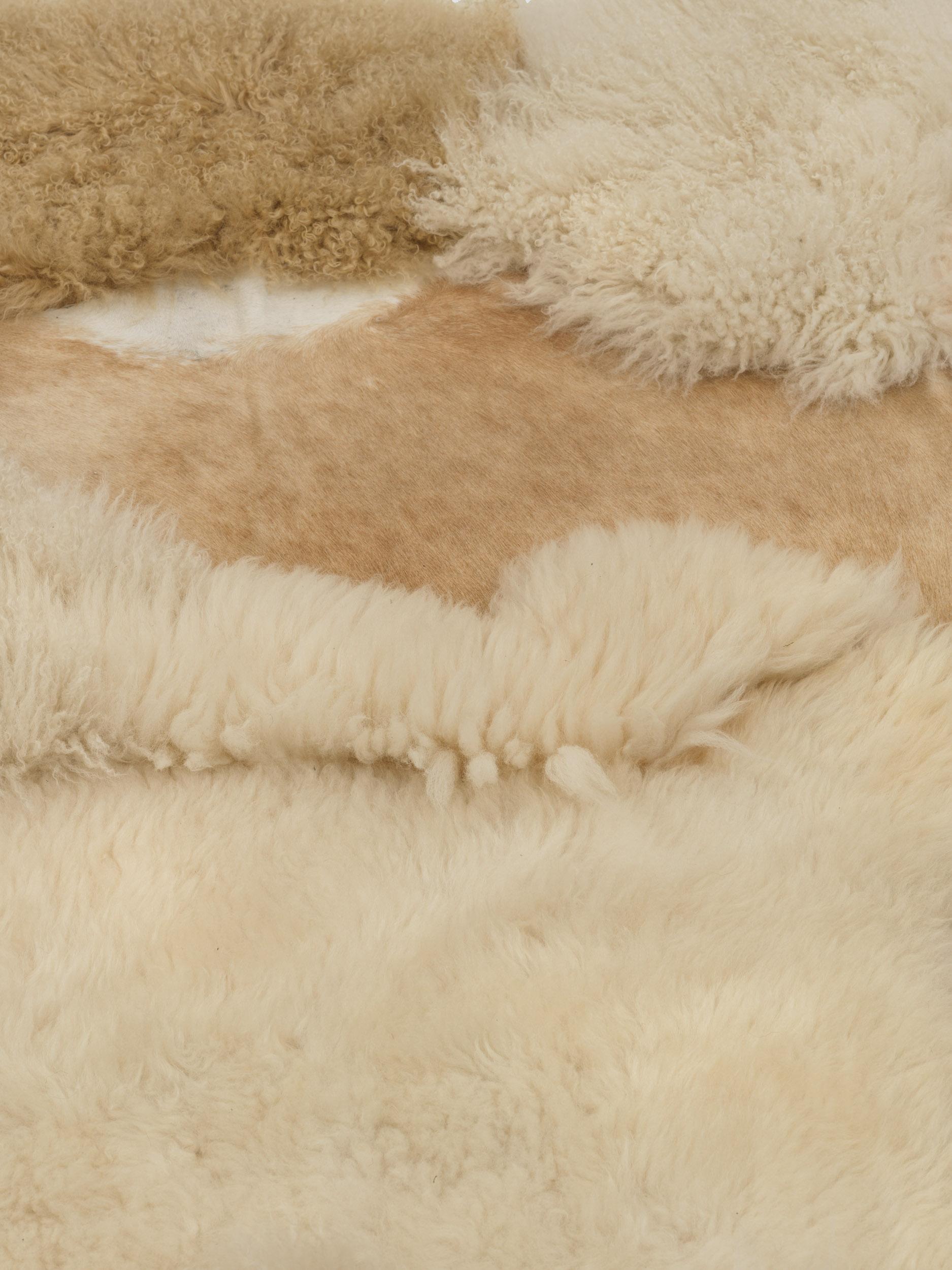 Contemporary Cremebeige Schafsfell individuell gestaltbar (Schaffell und Schafleder) im Angebot