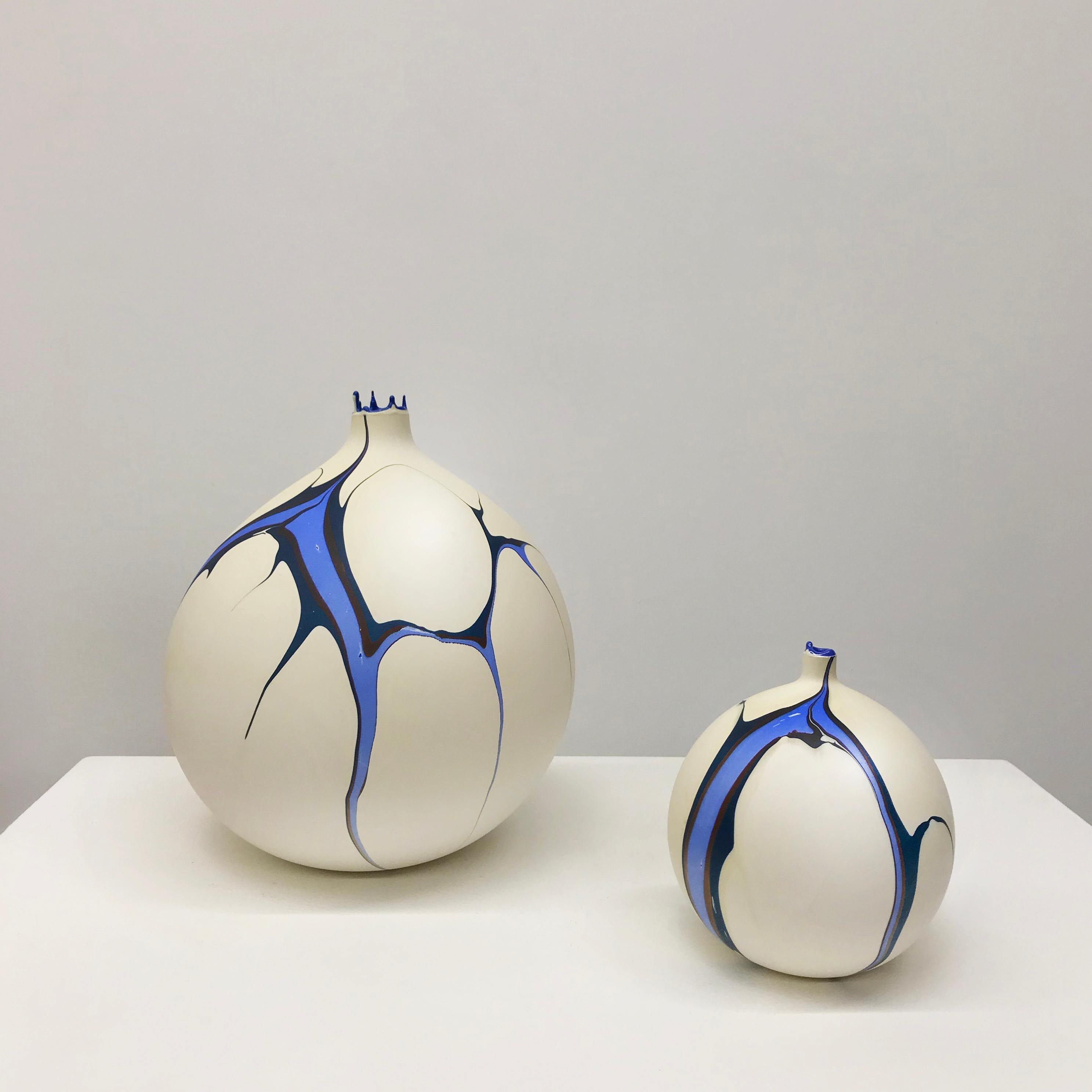 Zeitgenössische Vase aus cremefarbenem, blauem und braunem marmoriertem Titan von Elyse Graham (Gegossen) im Angebot