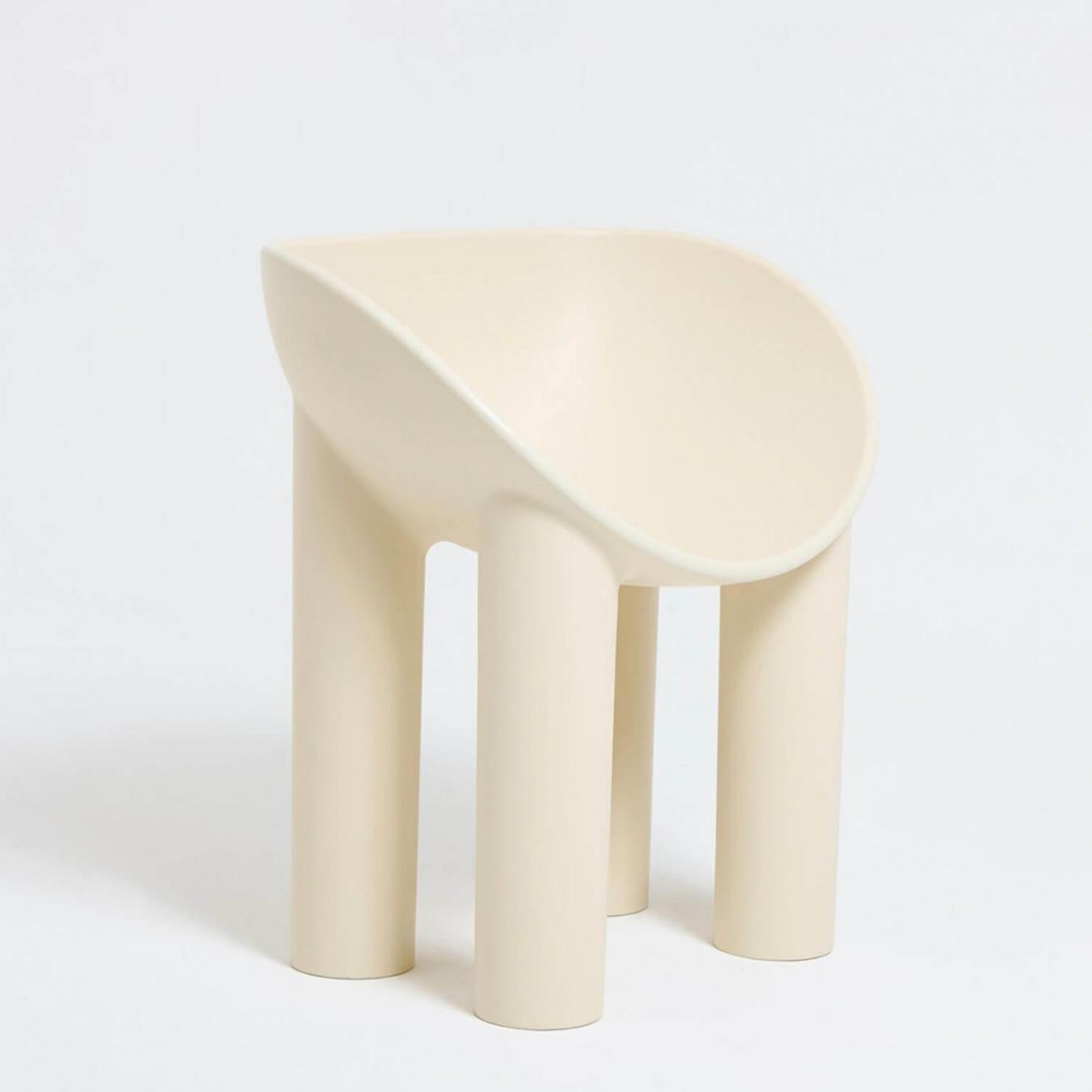 Moderner Stuhl aus Fiberglas - Roly Poly Dining Chair von Faye Toogood. Dieses Modell ist in der cremefarbenen Ausführung aus Fiberglas abgebildet. 
Gestaltung: Faye Toogood
MATERIAL: Fiberglas 
Auch in roher oder anthrazitfarbener Ausführung