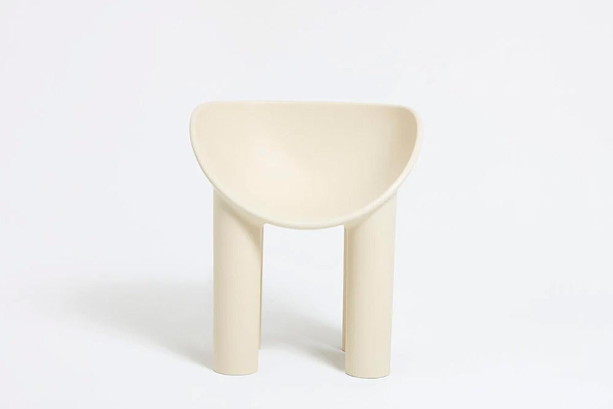 Contemporary Stuhl aus cremefarbenem Fiberglas, Roly-Poly Esstischstuhl von Faye Toogood (Moderne) im Angebot