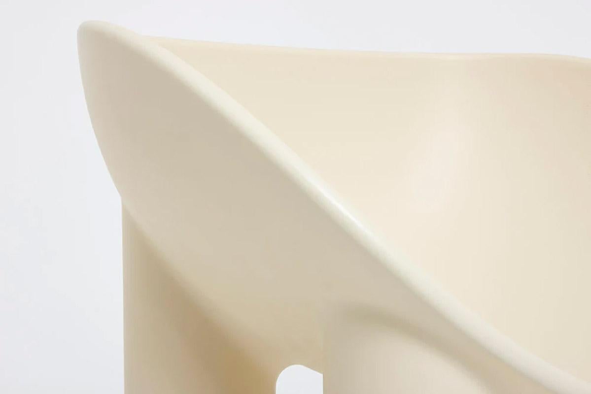 Contemporary Stuhl aus cremefarbenem Fiberglas, Roly-Poly Esstischstuhl von Faye Toogood (Britisch) im Angebot