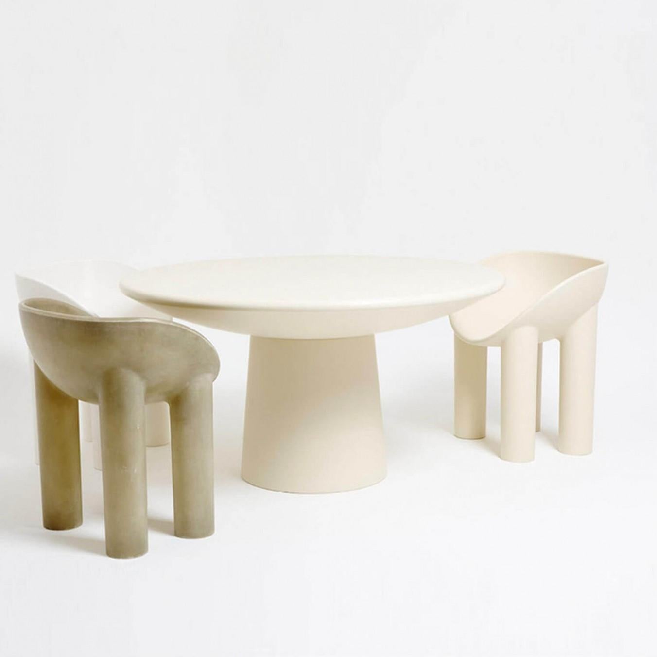 Contemporary Stuhl aus cremefarbenem Fiberglas, Roly-Poly Esstischstuhl von Faye Toogood im Angebot 2