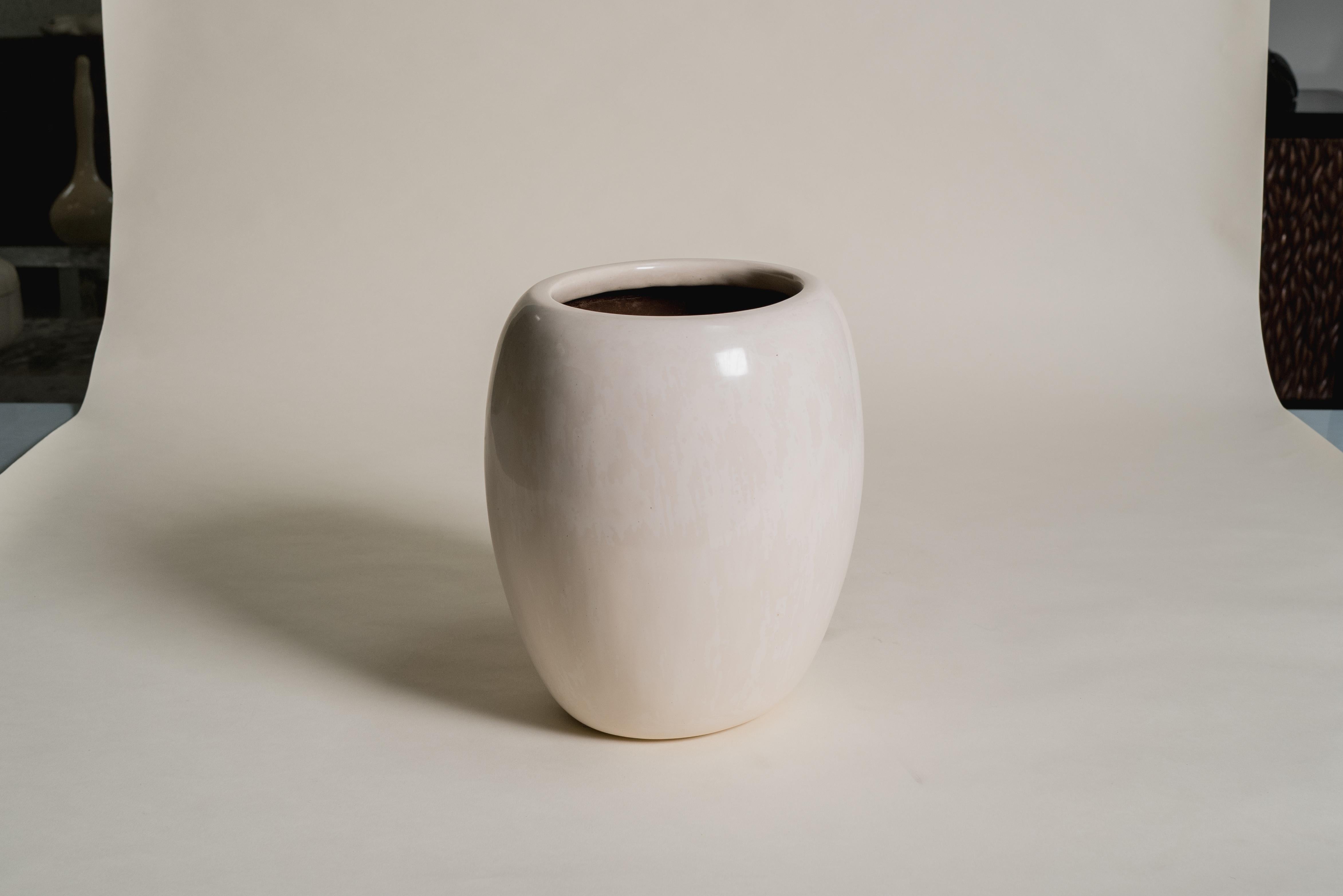 Cachepot
Laque crème
Base en cuivre
Repoussé à la main
Édition limitée
Contemporain

La laque est une technique qui remonte à la dynastie des Shang, circa 1600 - 1100 avant J-C. Ces pièces sont fabriquées avec au moins 60 couches de laque organique.