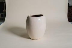 Cachepot contemporaneo in lacca color crema di Robert Kuo, edizione limitata