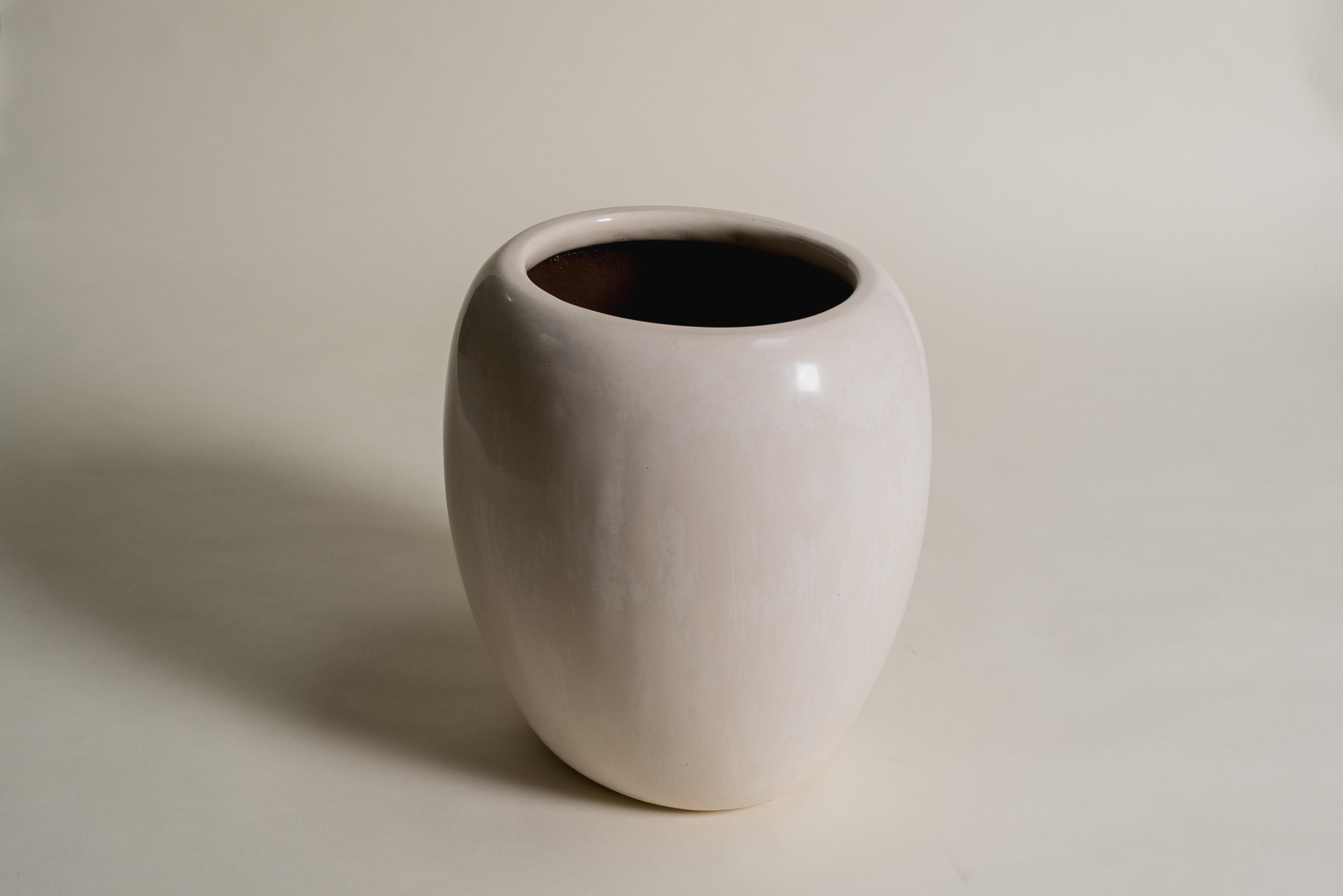 Minimaliste Cache-pot contemporain en laque crème de Robert Theo, édition limitée en vente