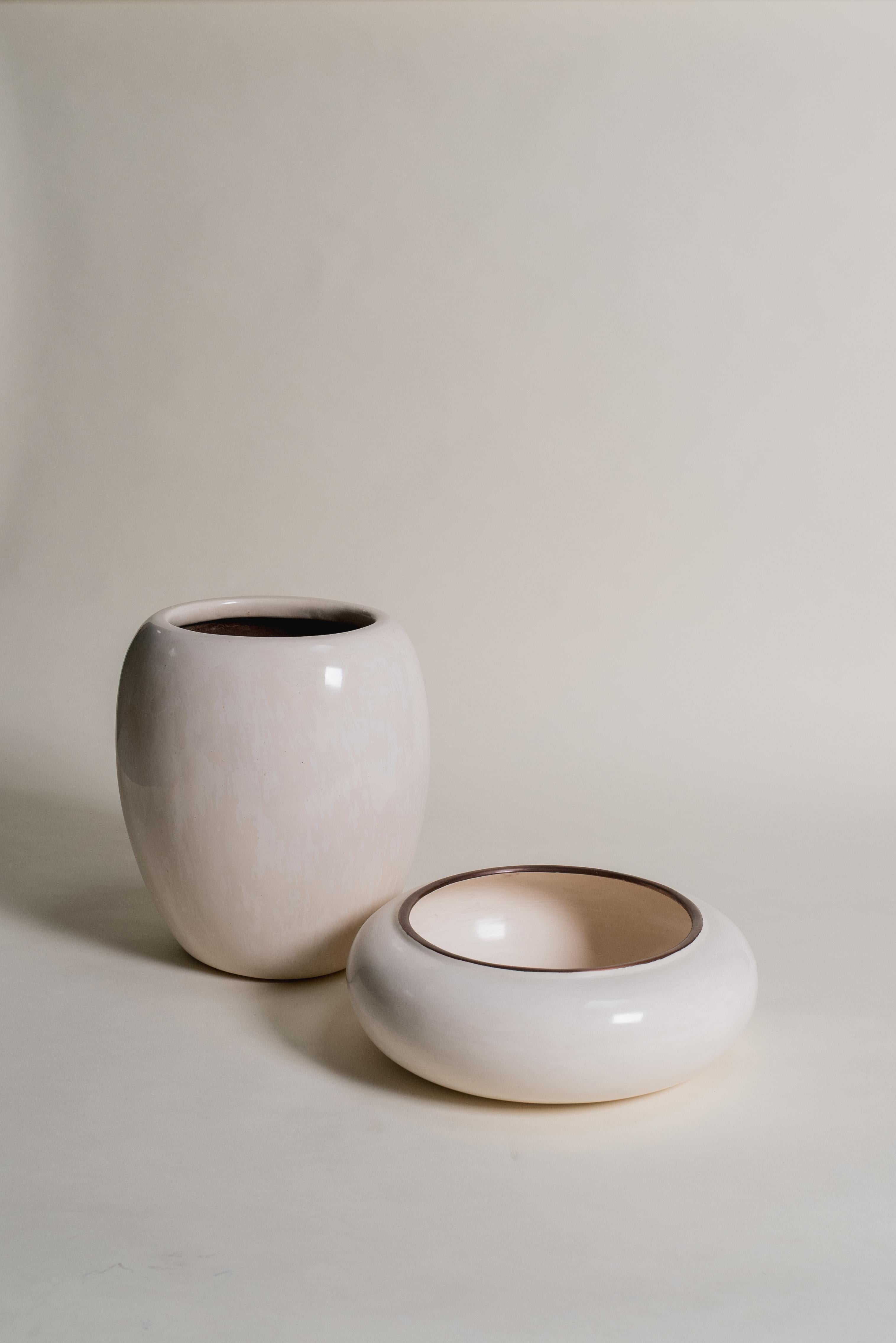 Fait main Cache-pot contemporain en laque crème de Robert Theo, édition limitée en vente