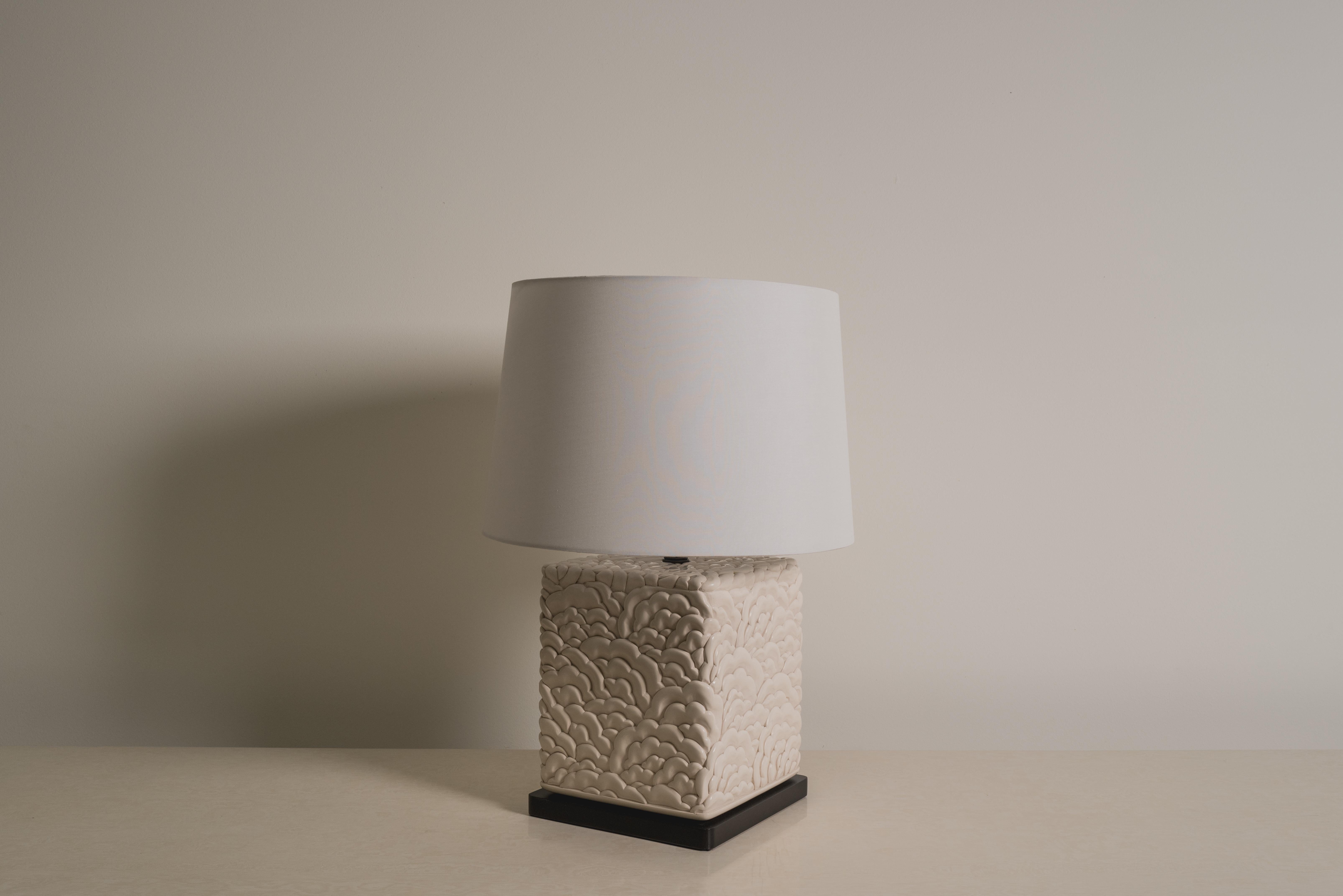 Lámpara de diseño Hua tallada
Laca crema
Tallado a mano
Base de Madera
Edición limitada
Pantalla de seda 
Contemporáneo

La laca es un proceso laborioso y que requiere mucho tiempo. Tras extraerla de los árboles, la laca debe hervirse y colarse para
