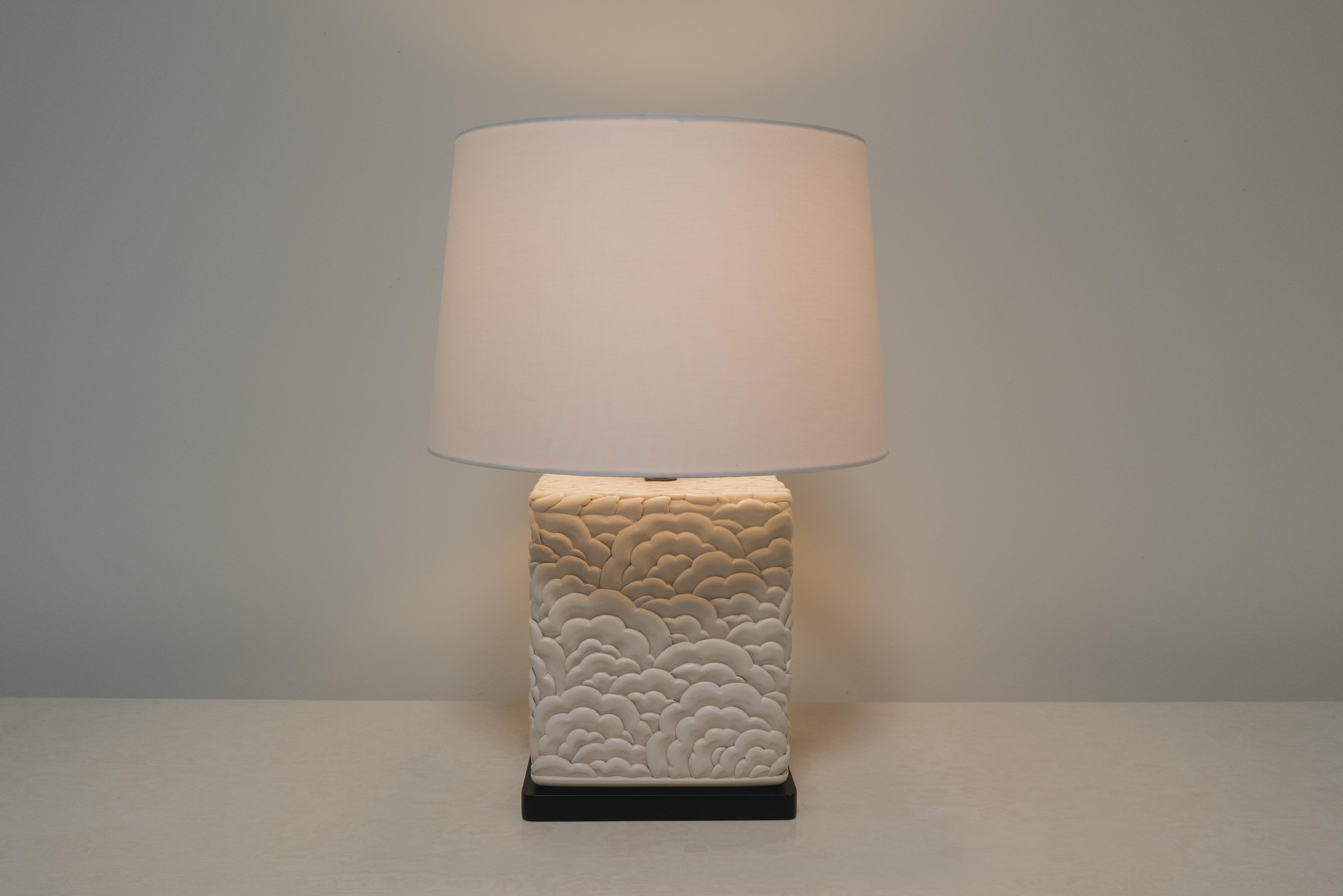 Lámpara contemporánea de diseño Hua tallada en laca crema de Robert Kuo Tallado a mano en venta