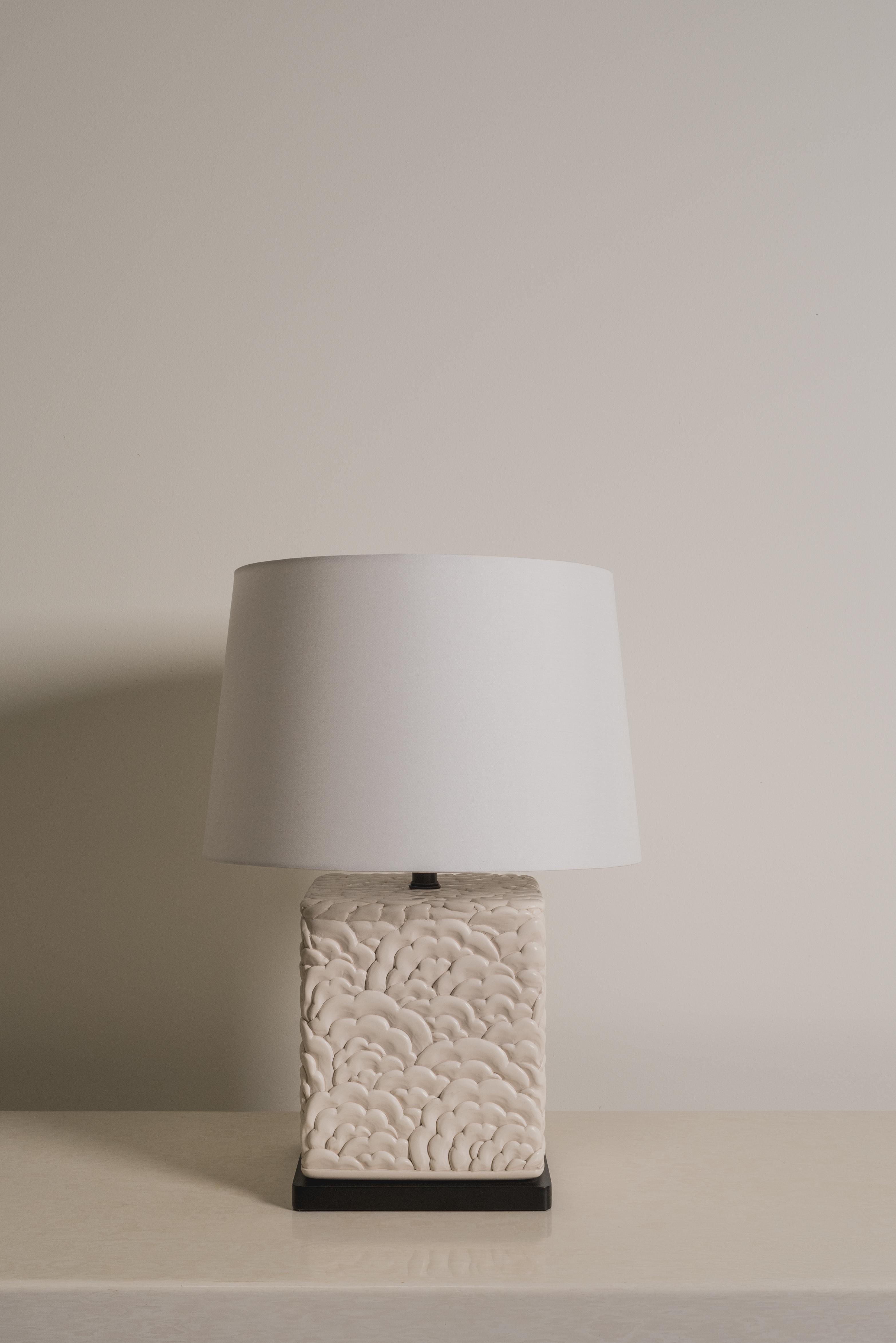 Lámpara contemporánea de diseño Hua tallada en laca crema de Robert Kuo en Nuevo estado para la venta en Los Angeles, CA