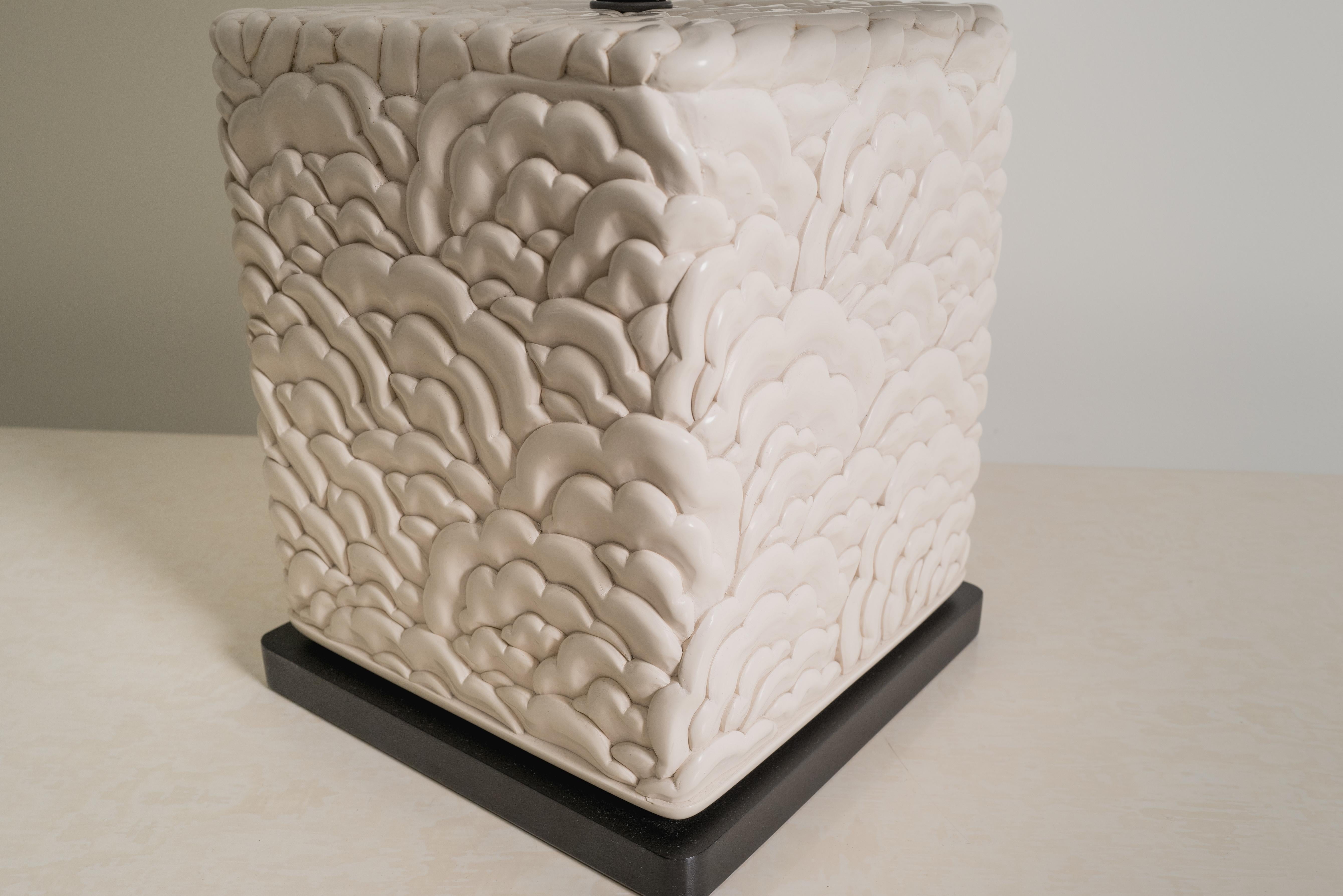 Lámpara contemporánea de diseño Hua tallada en laca crema de Robert Kuo Siglo XXI y contemporáneo en venta