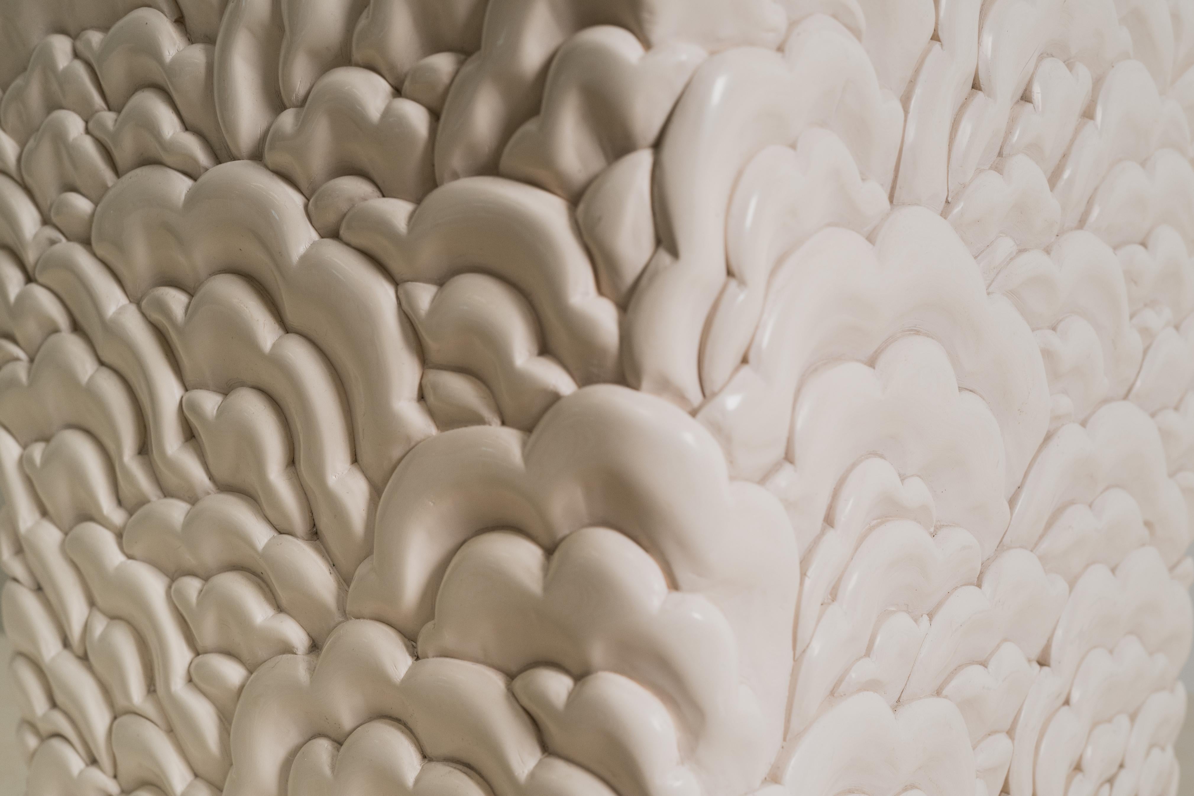 Lámpara contemporánea de diseño Hua tallada en laca crema de Robert Kuo Seda en venta