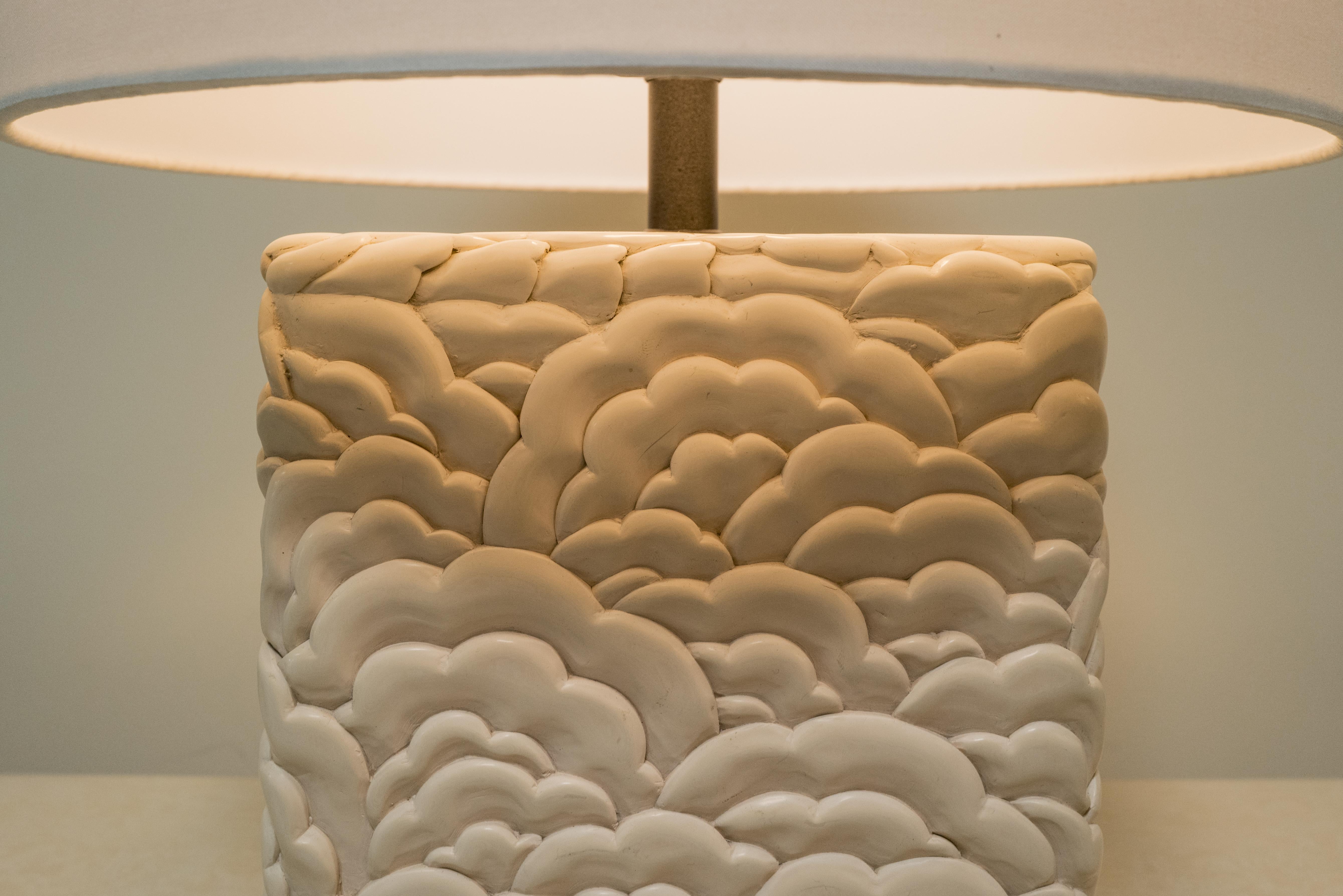 Lámpara contemporánea de diseño Hua tallada en laca crema de Robert Kuo en venta 1
