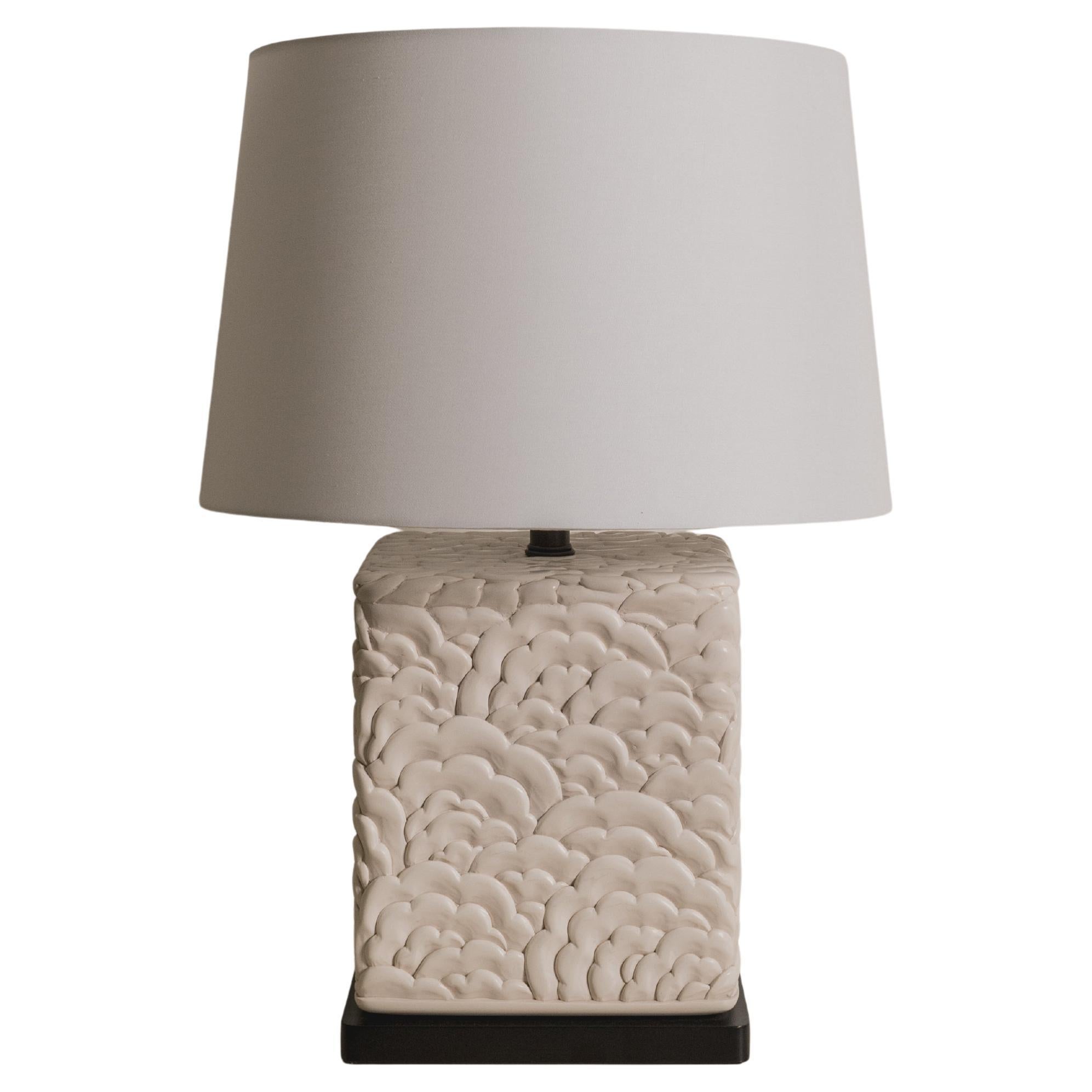 Lámpara contemporánea de diseño Hua tallada en laca crema de Robert Kuo en venta