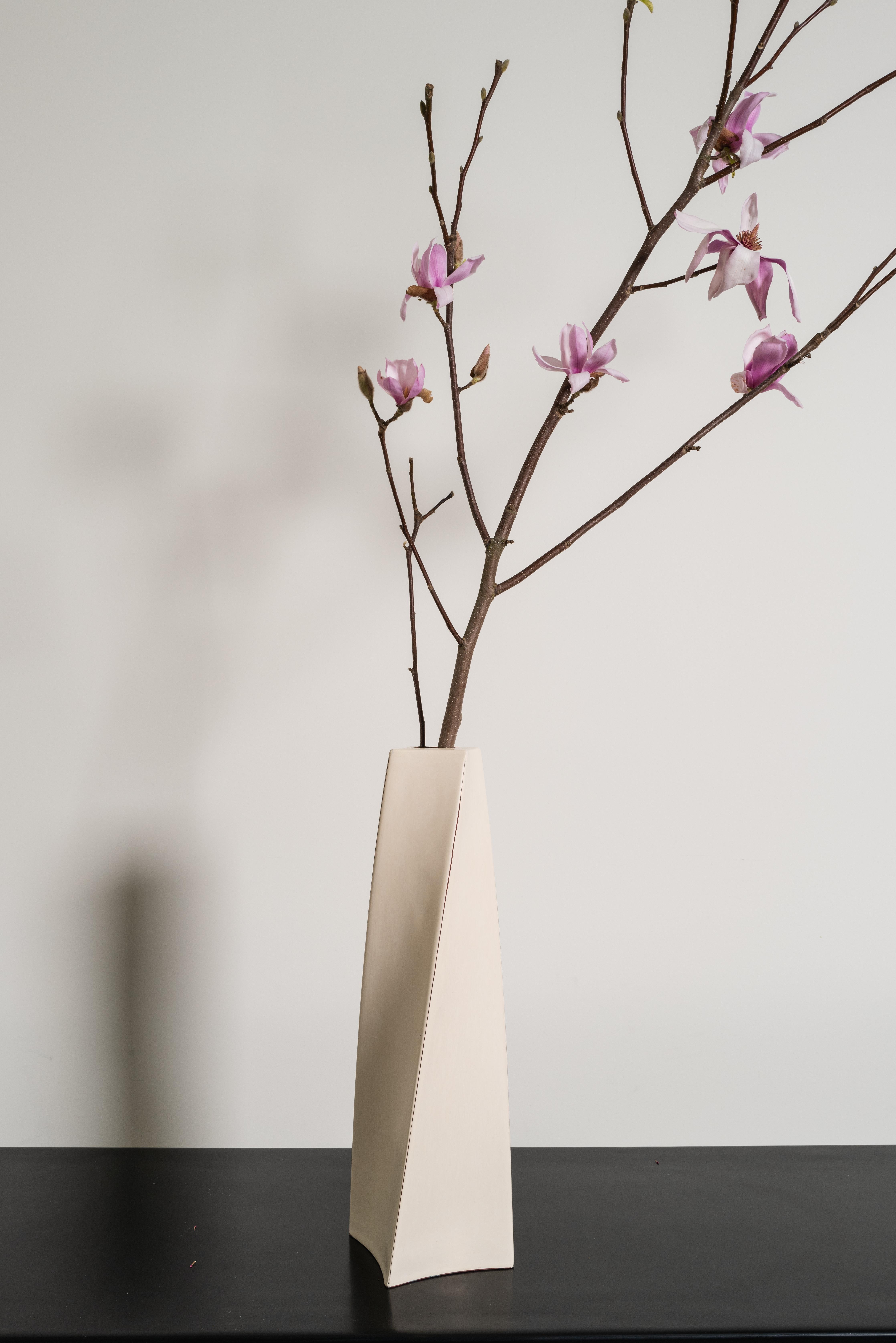 Vase Helix
Laque crème
Repoussé à la main
Base en cuivre
Édition limitée
Contemporain
Chaque pièce est fabriquée individuellement et est unique. 

Ce vase a besoin d'une doublure

La laque est une technique qui remonte à la dynastie des Shang, circa
