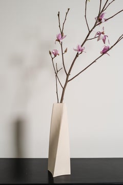 Vaso Helix contemporaneo in lacca crema di Robert Kuo, in edizione limitata