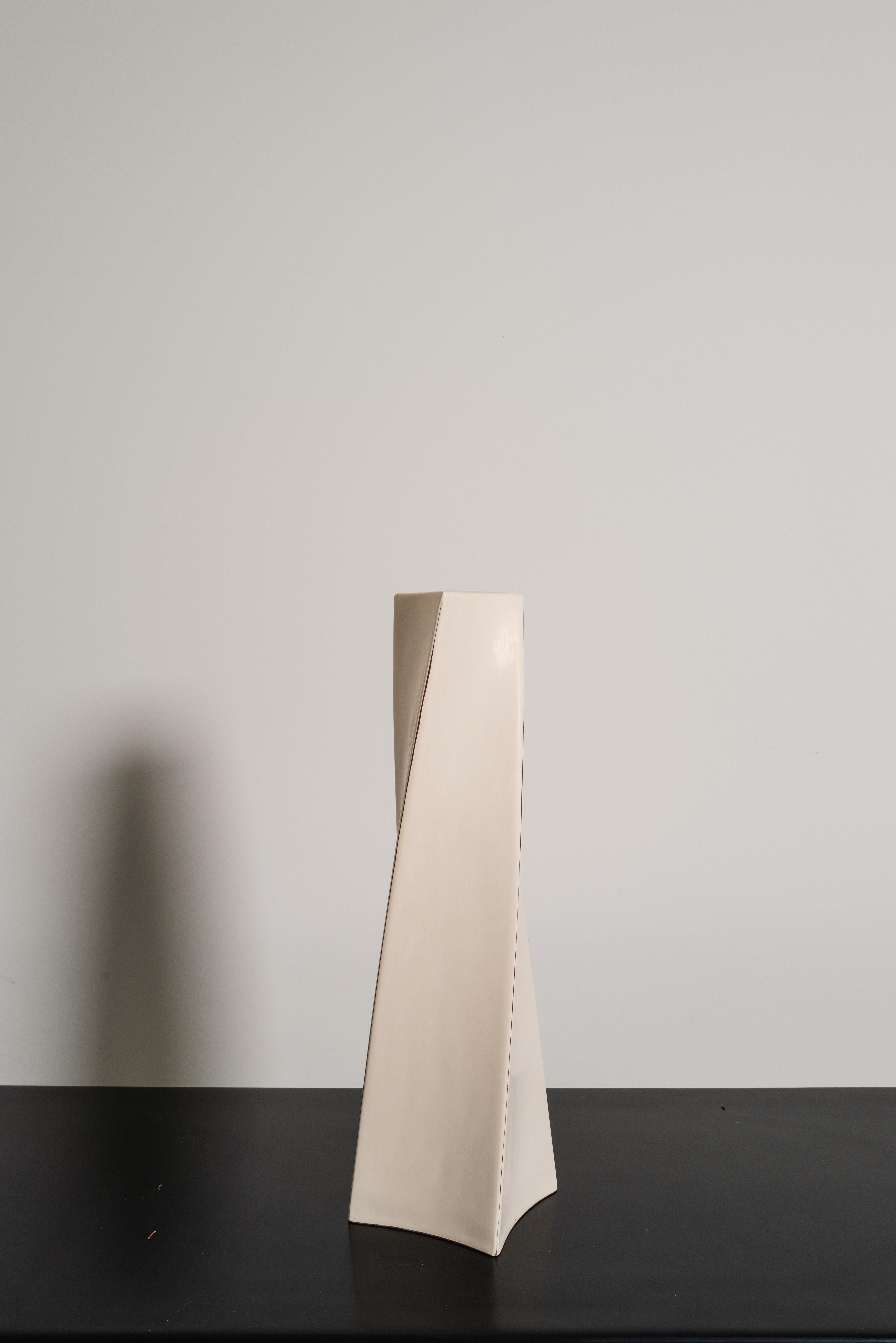 Repoussé Vase contemporain Helix en laque crème de Robert Theo, édition limitée en vente