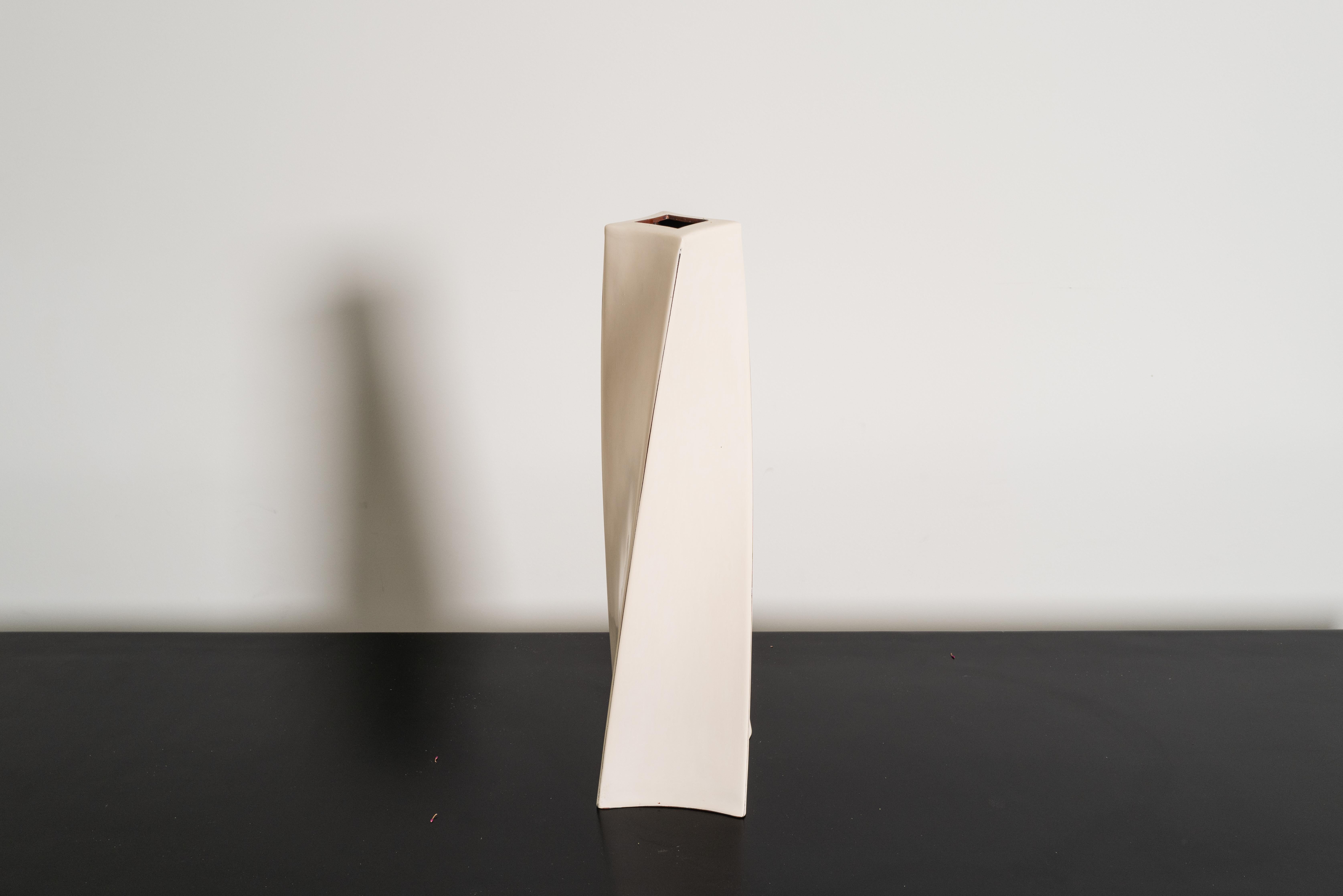 Vase contemporain Helix en laque crème de Robert Theo, édition limitée Neuf - En vente à Los Angeles, CA