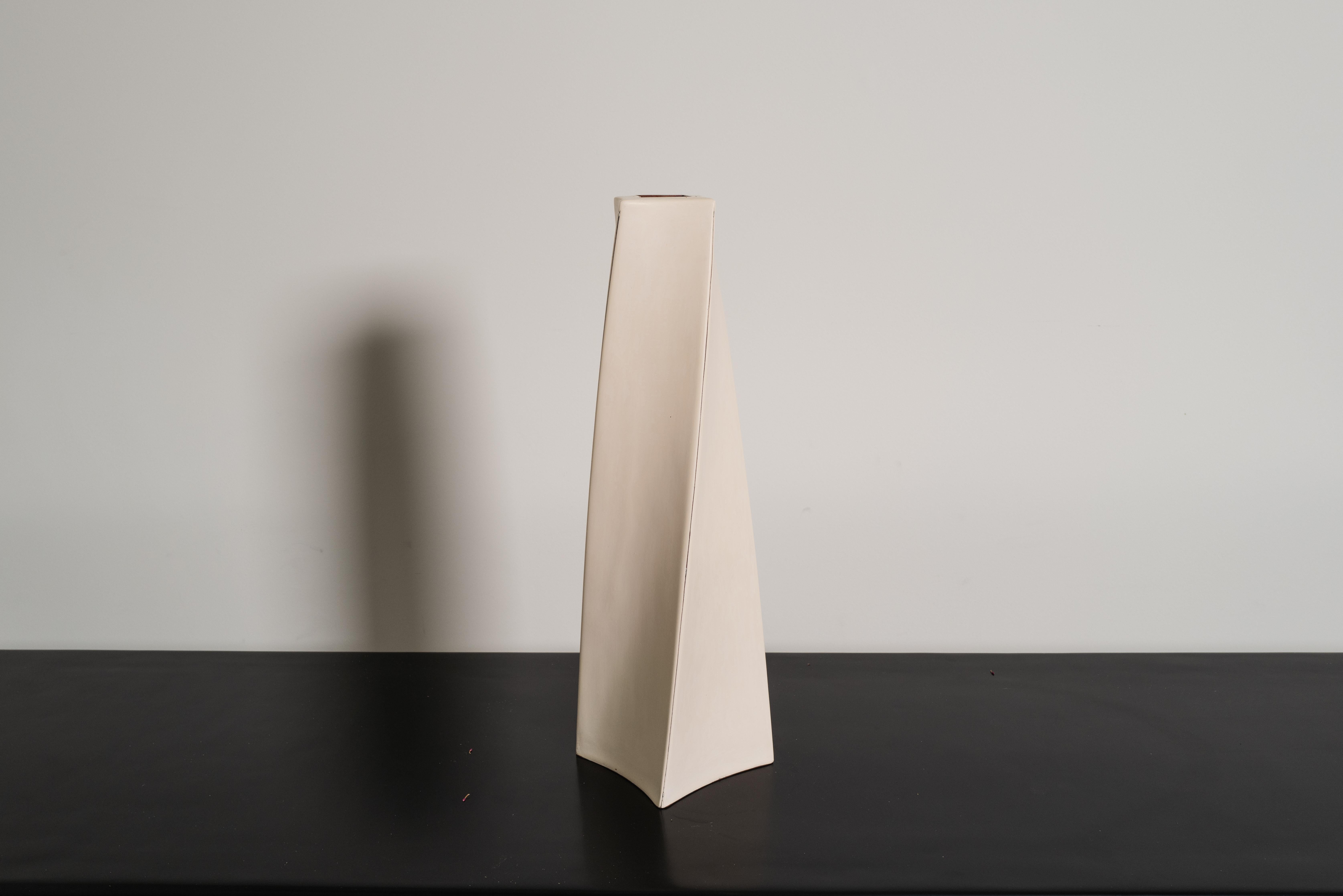 XXIe siècle et contemporain Vase contemporain Helix en laque crème de Robert Theo, édition limitée en vente