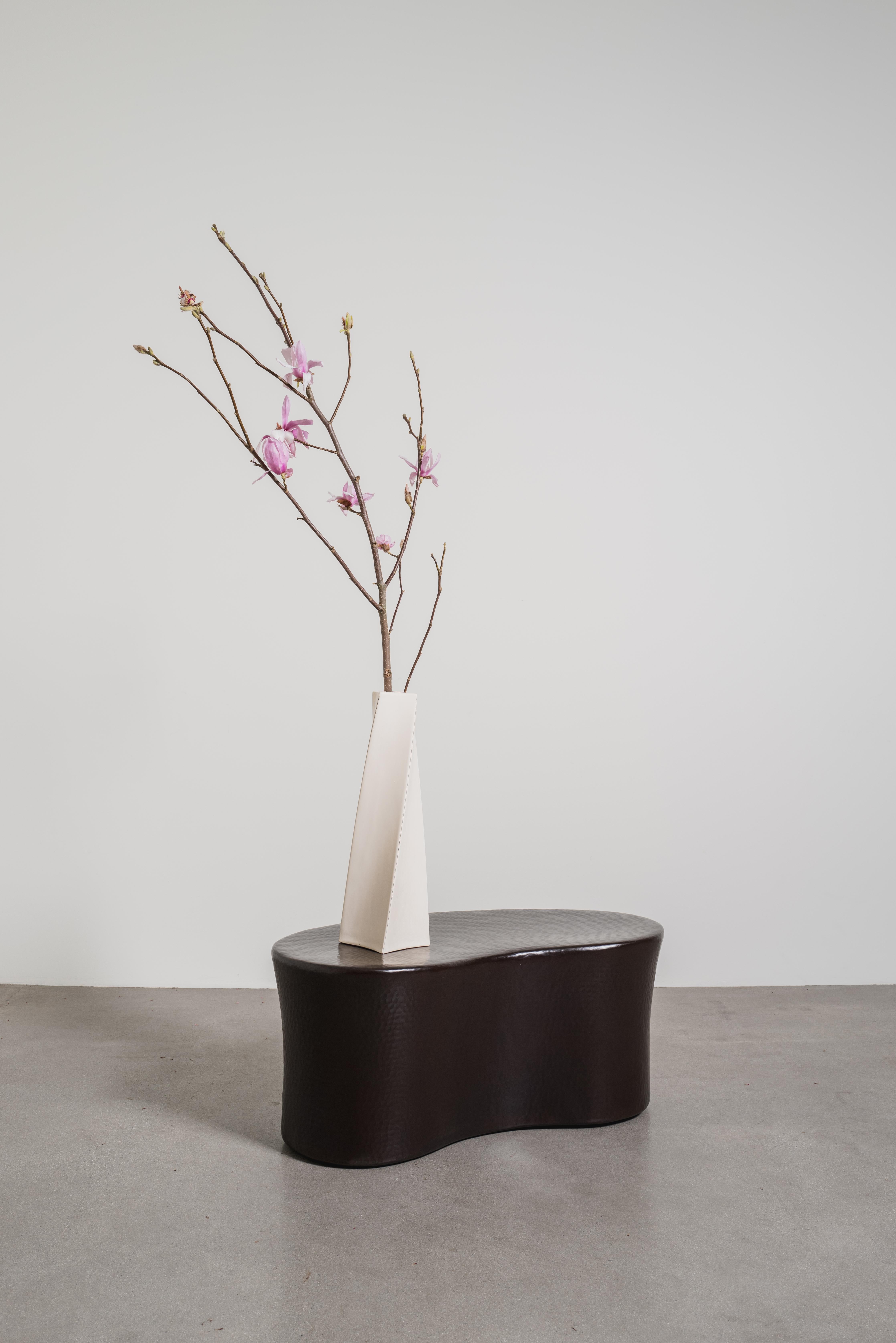 Laque Vase contemporain Helix en laque crème de Robert Theo, édition limitée en vente