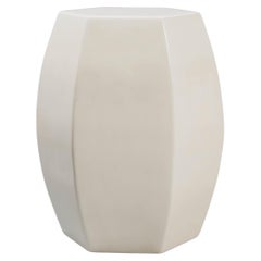 Sgabello esagonale contemporaneo in lacca crema di Robert Kuo, edizione limitata