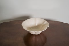 Cuenco Coronet Contemporáneo Repoussé Lacado Crema de Robert Kuo