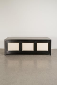 Mobile basso contemporaneo a tre pannelli in lacca crema di Robert Kuo