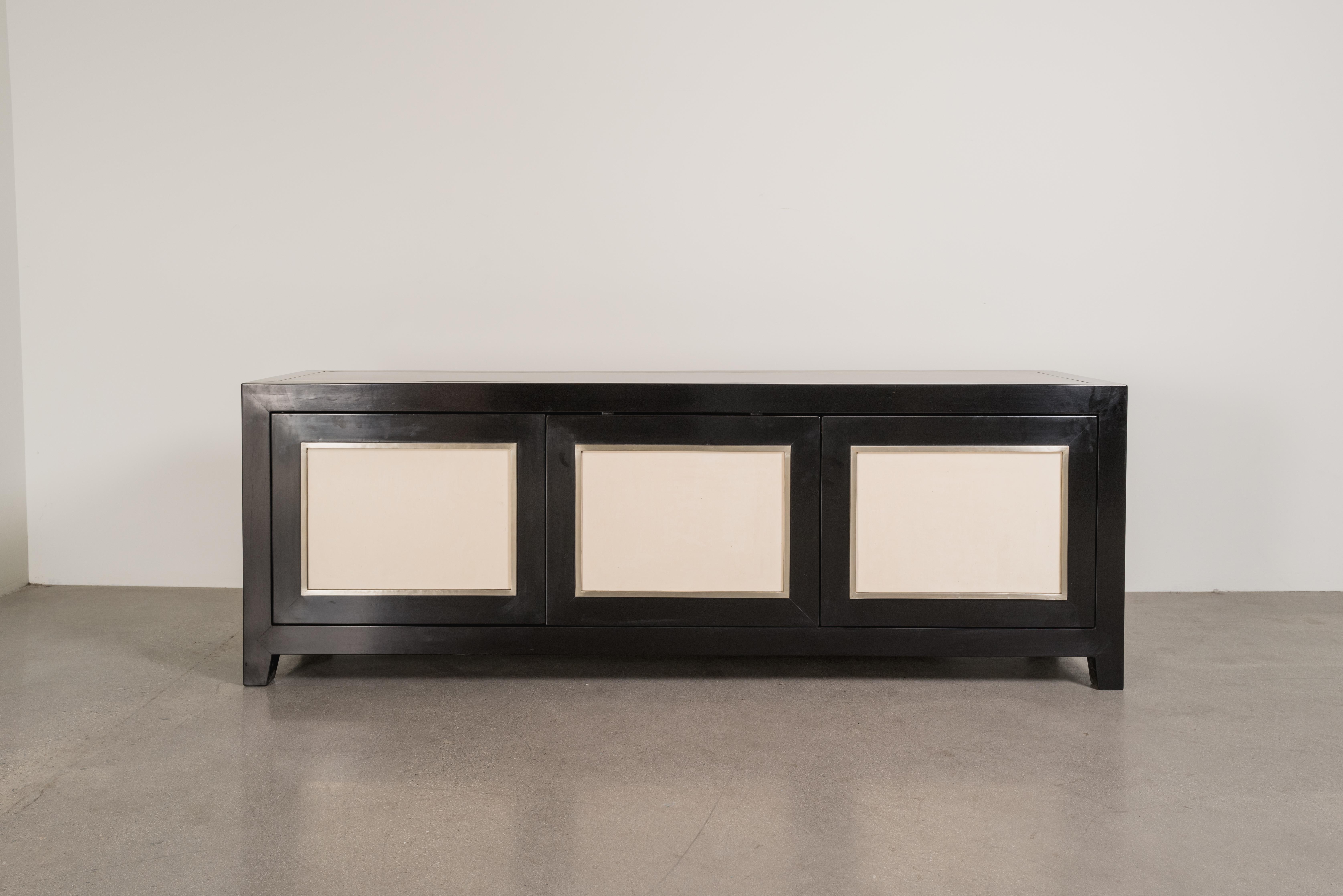 Armario Bajo Contemporáneo de Tres Paneles Lacado Crema by Robert Kuo en Nuevo estado para la venta en Los Angeles, CA