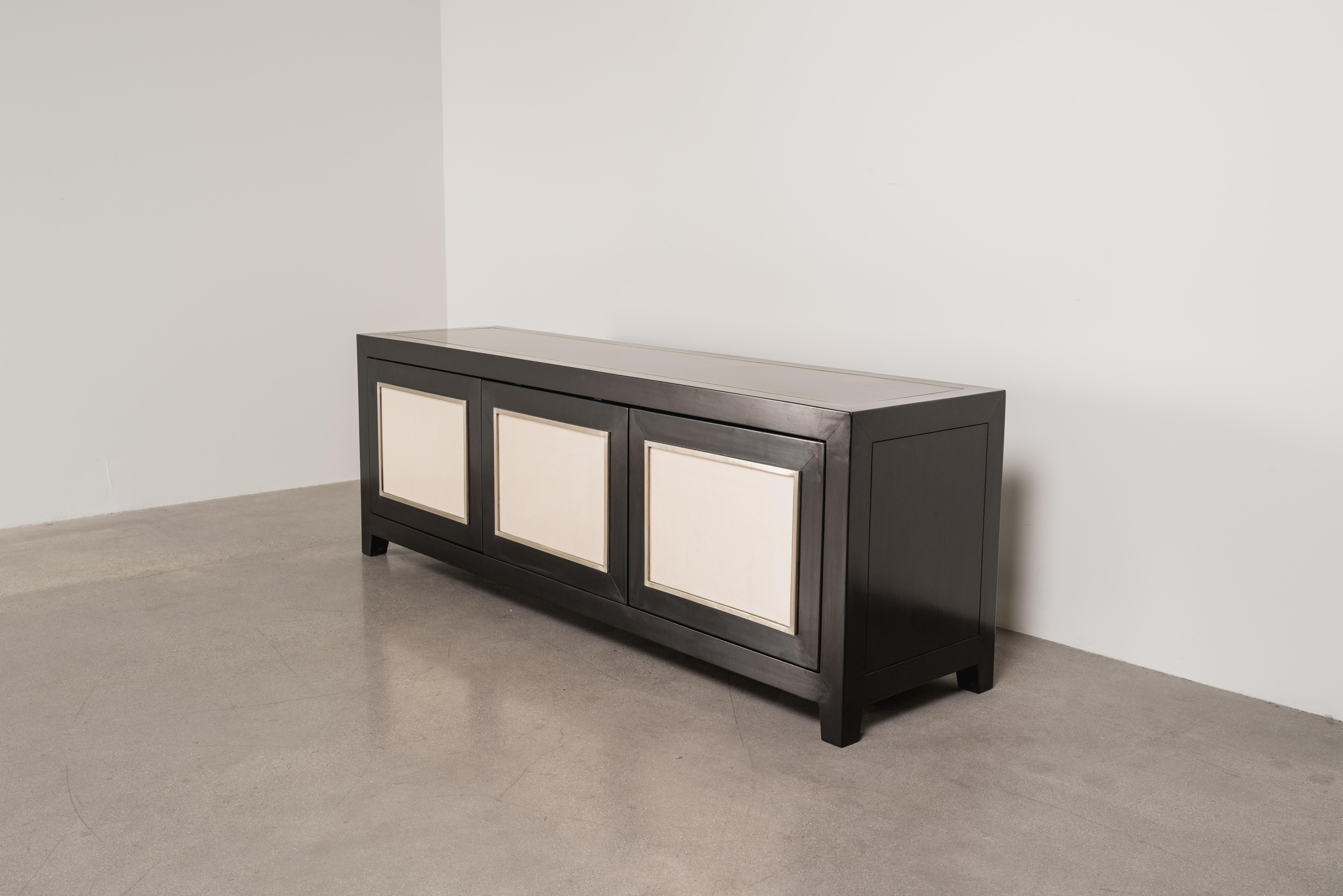 Armario Bajo Contemporáneo de Tres Paneles Lacado Crema by Robert Kuo Siglo XXI y contemporáneo en venta