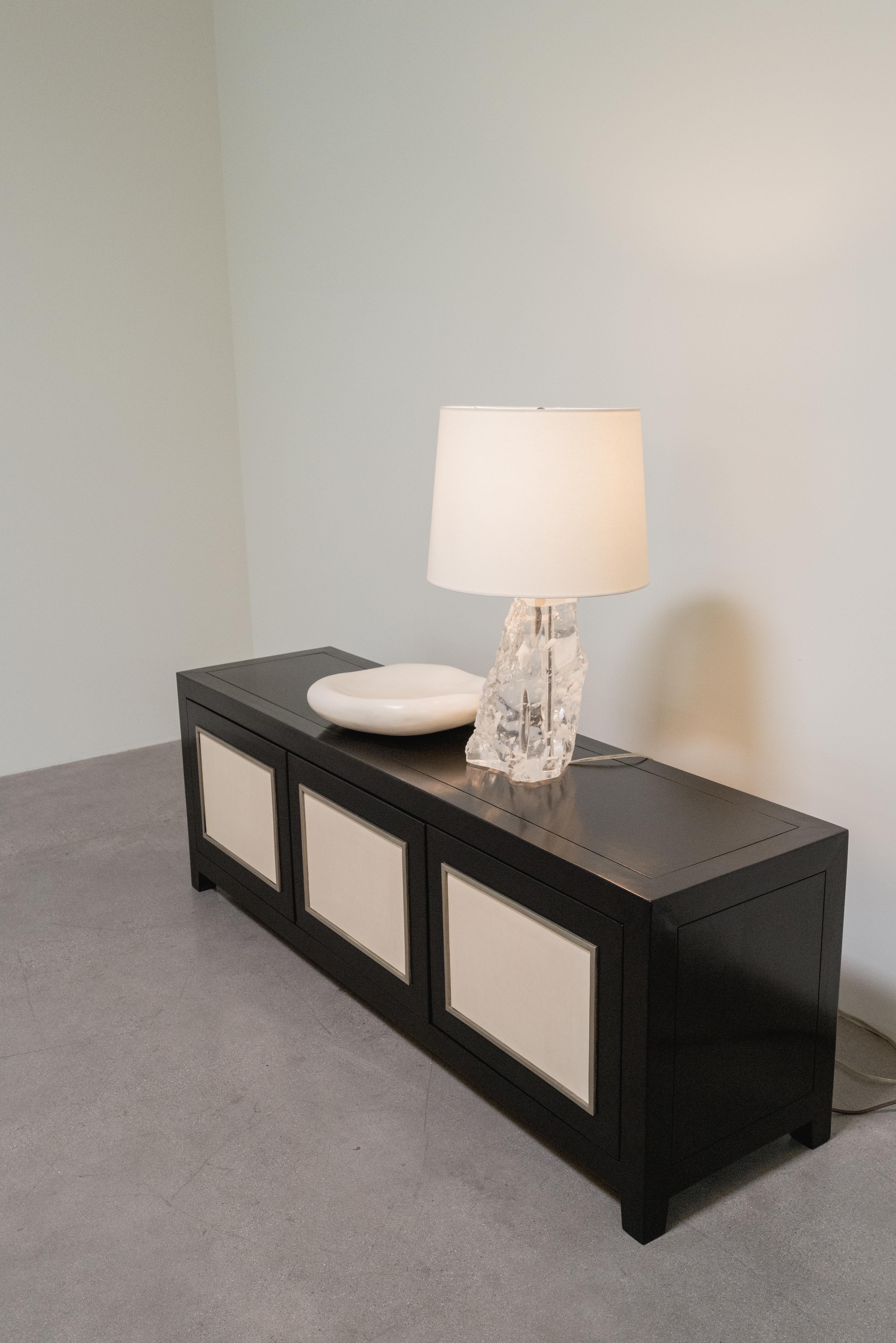 Armario Bajo Contemporáneo de Tres Paneles Lacado Crema by Robert Kuo en venta 1