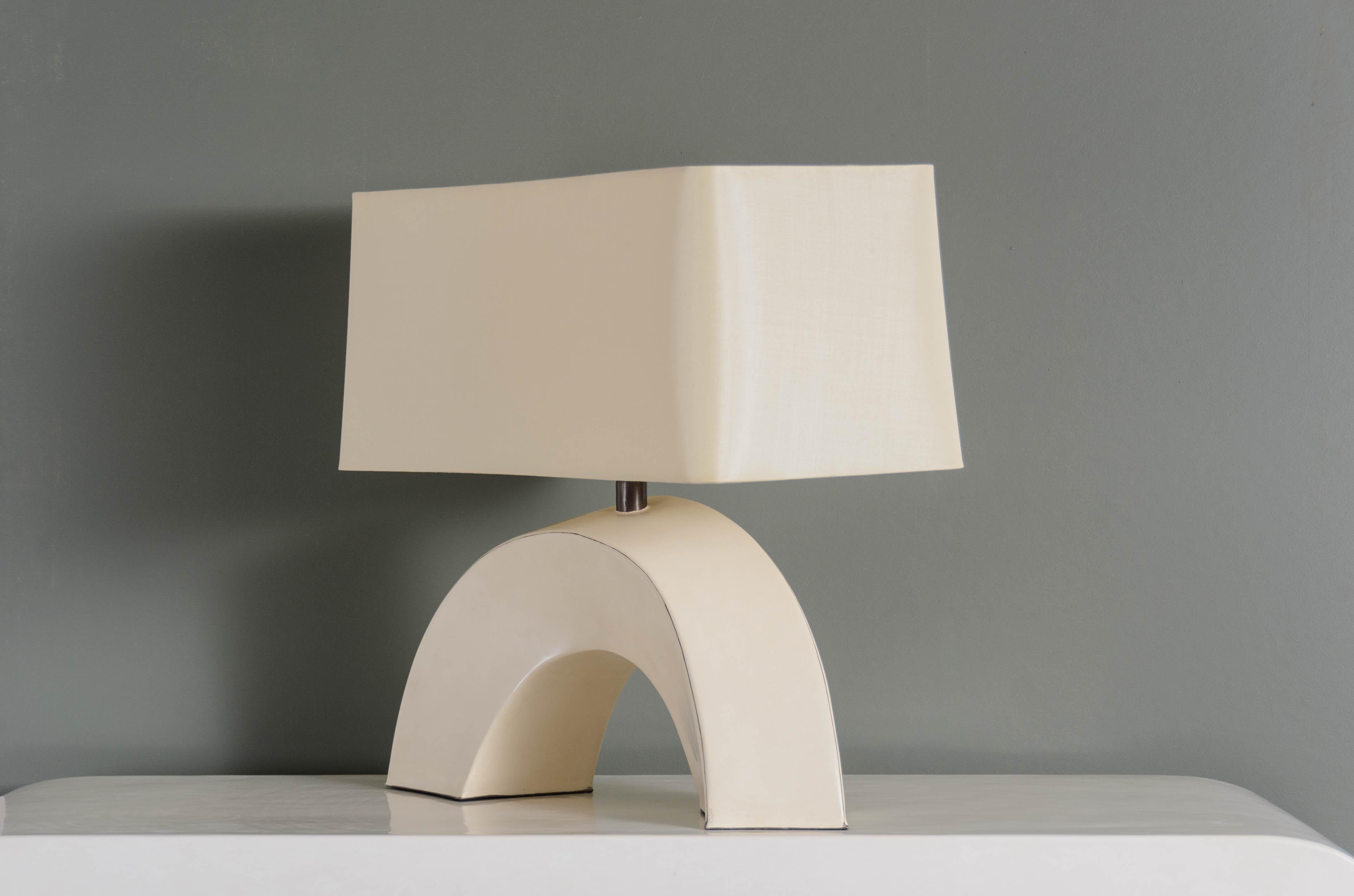 Zeitgenössische Tischlampe mit gedrehtem Bogen aus cremefarbenem Lack von Robert Kuo (Moderne) im Angebot