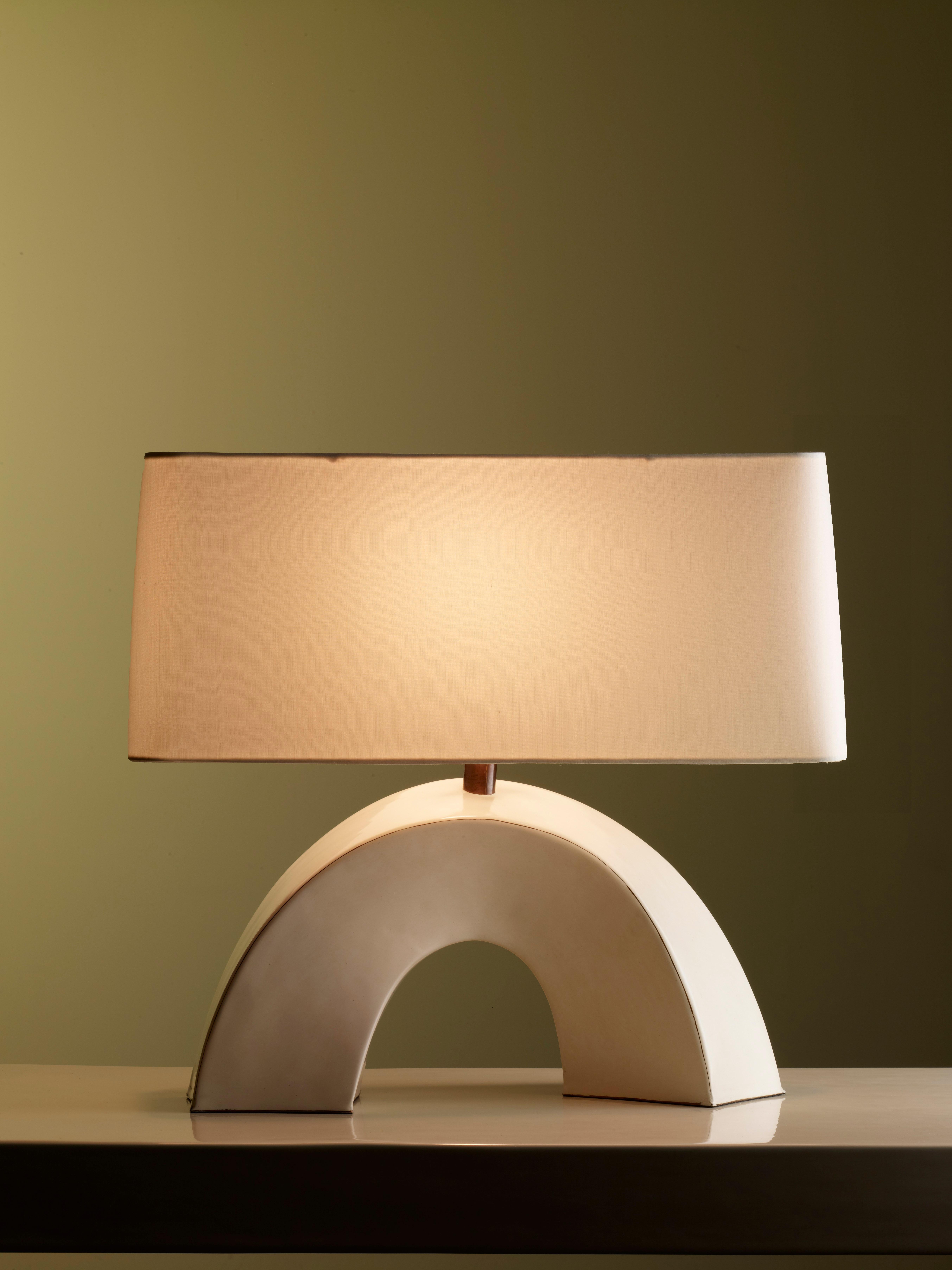 Zeitgenössische Tischlampe mit gedrehtem Bogen aus cremefarbenem Lack von Robert Kuo (Repoussé) im Angebot