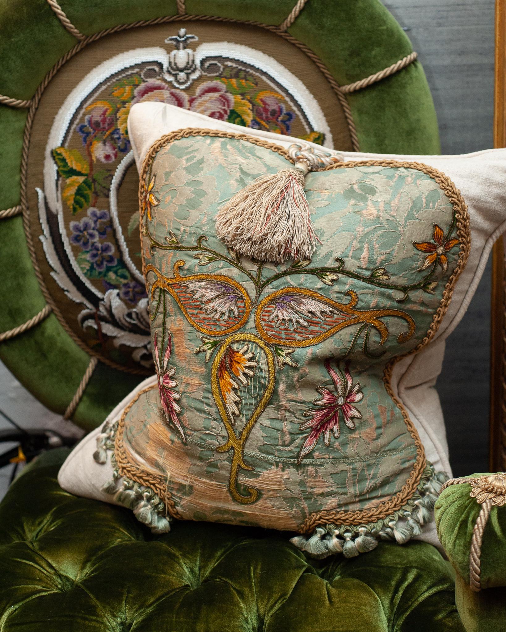 Américain Coussin contemporain en lin crème avec panneau de textile brodé ancien en vente