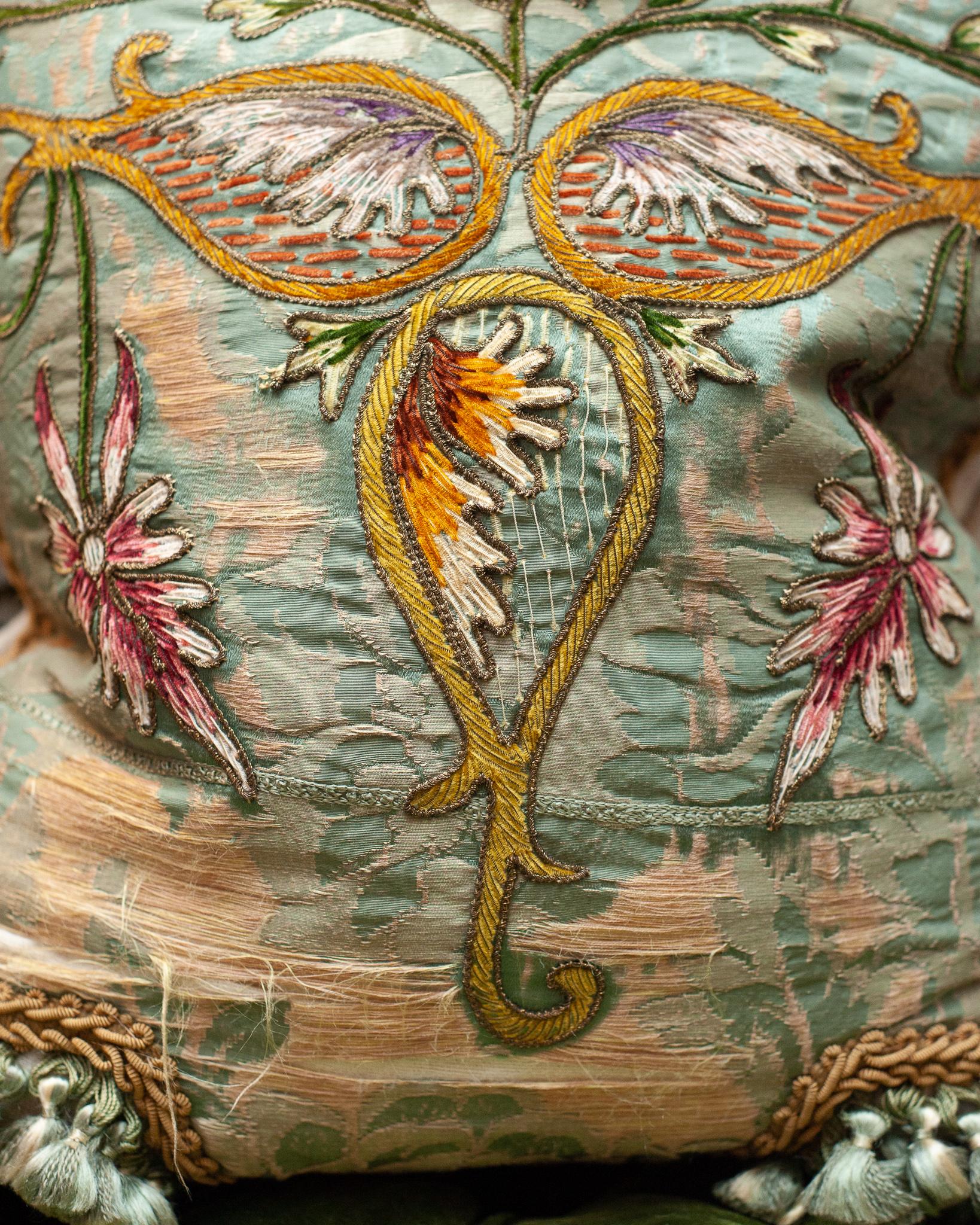 Zeitgenössisches cremefarbenes Leinenkissen mit antik besticktem Textilpaneel (Bestickt) im Angebot
