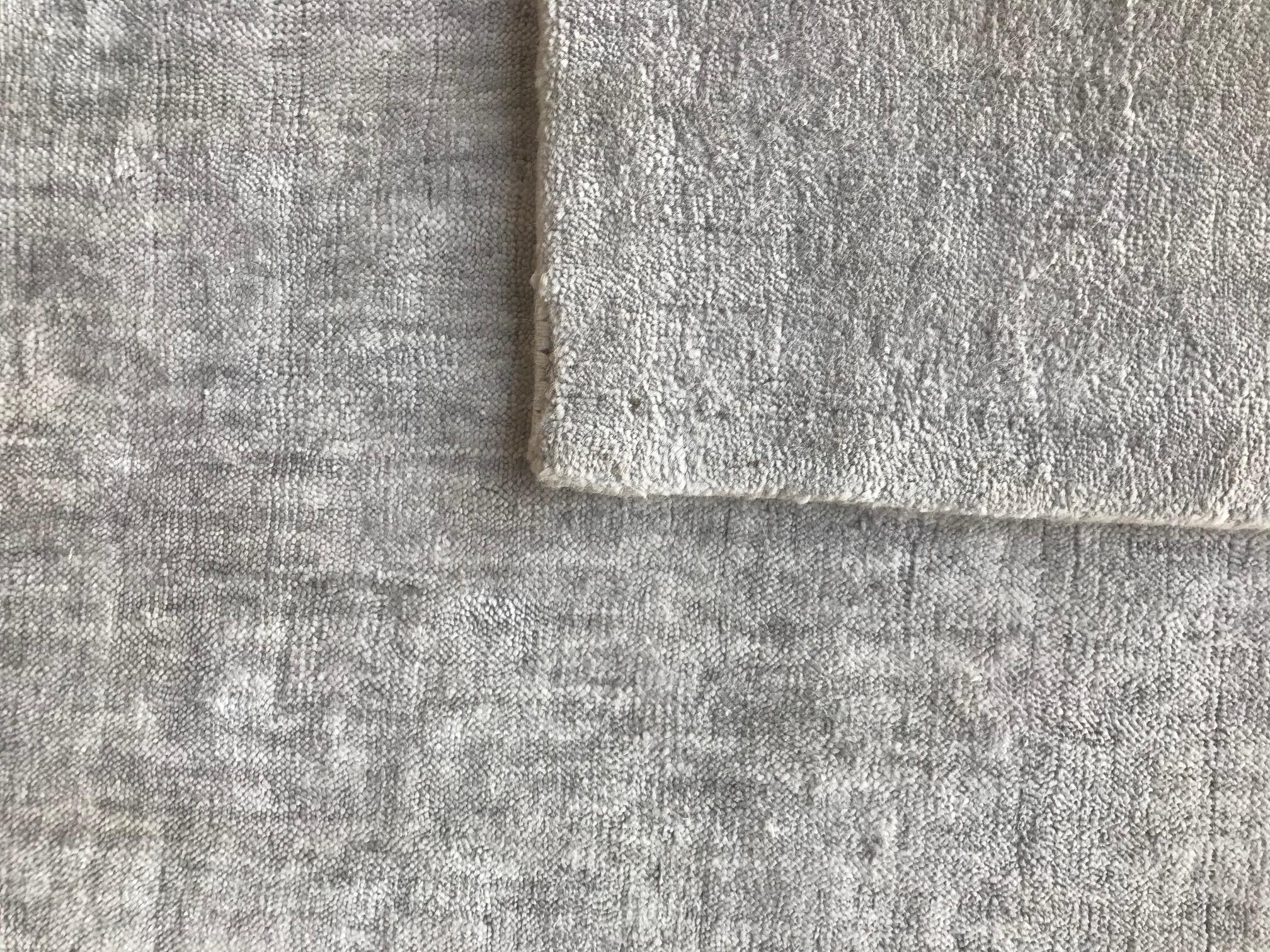 Zeitgenössischer handgewebter Bambus-Seidenteppich in Creme mit silbernen Farbtönen (Moderne) im Angebot