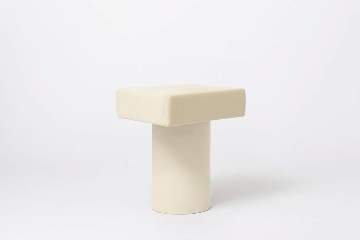 Zeitgenössischer Nachttisch aus Holz, Roly-Poly von Faye Toogood
Dieses Modell ist in der cremefarbenen Holzausführung dargestellt. 

Ein freistehender Nachttisch mit einer bündig einschiebbaren Schublade. Ein Schrank mit weicher Kante steht auf