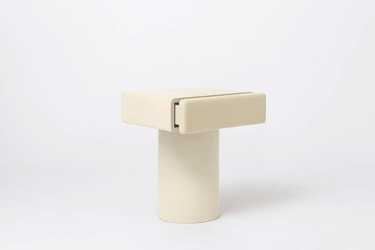 Moderne Table de nuit contemporaine en bois crème, Roly-Poly par Faye Toogood en vente
